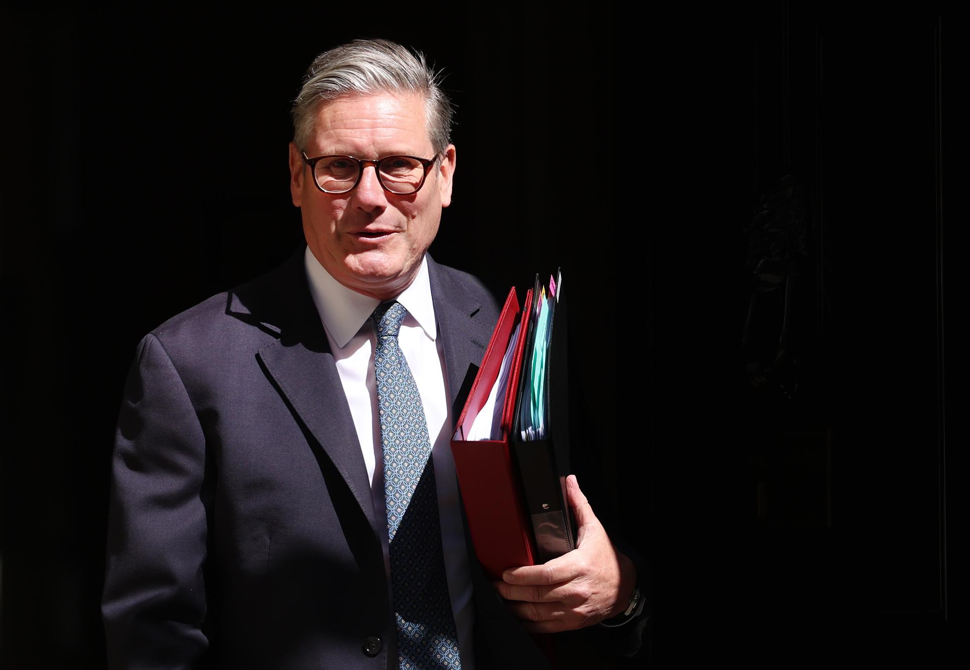 El primer ministro británico Keir Starmer sale del número 10 de Downing Street para las preguntas del primer ministro en el Parlamento en Londres, Gran Bretaña, 30 de abril de 2025. (Reino Unido, Londres) EFE/EPA/ANDY RAIN