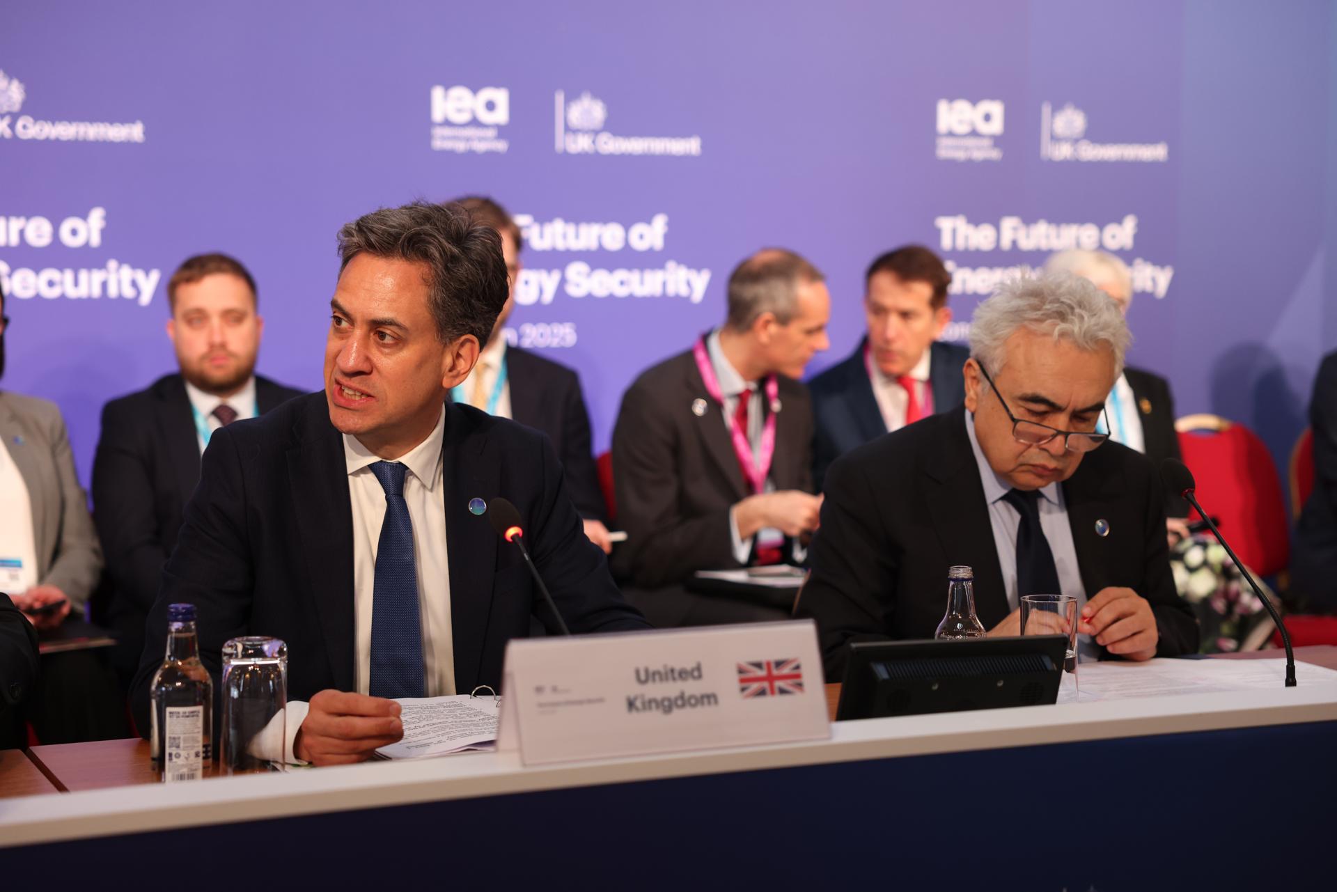 (De izq. a der.) El Secretario de Estado británico para la Seguridad Energética y el Cero Neto, Ed Miliband, y el Director Ejecutivo de la AIE, Fatih Birol, asisten a la sesión plenaria ministerial del segundo día de la cumbre sobre el Futuro de la Seguridad Energética en Lancaster House, Londres, este viernes EFE/EPA/NEIL HALL / POOL