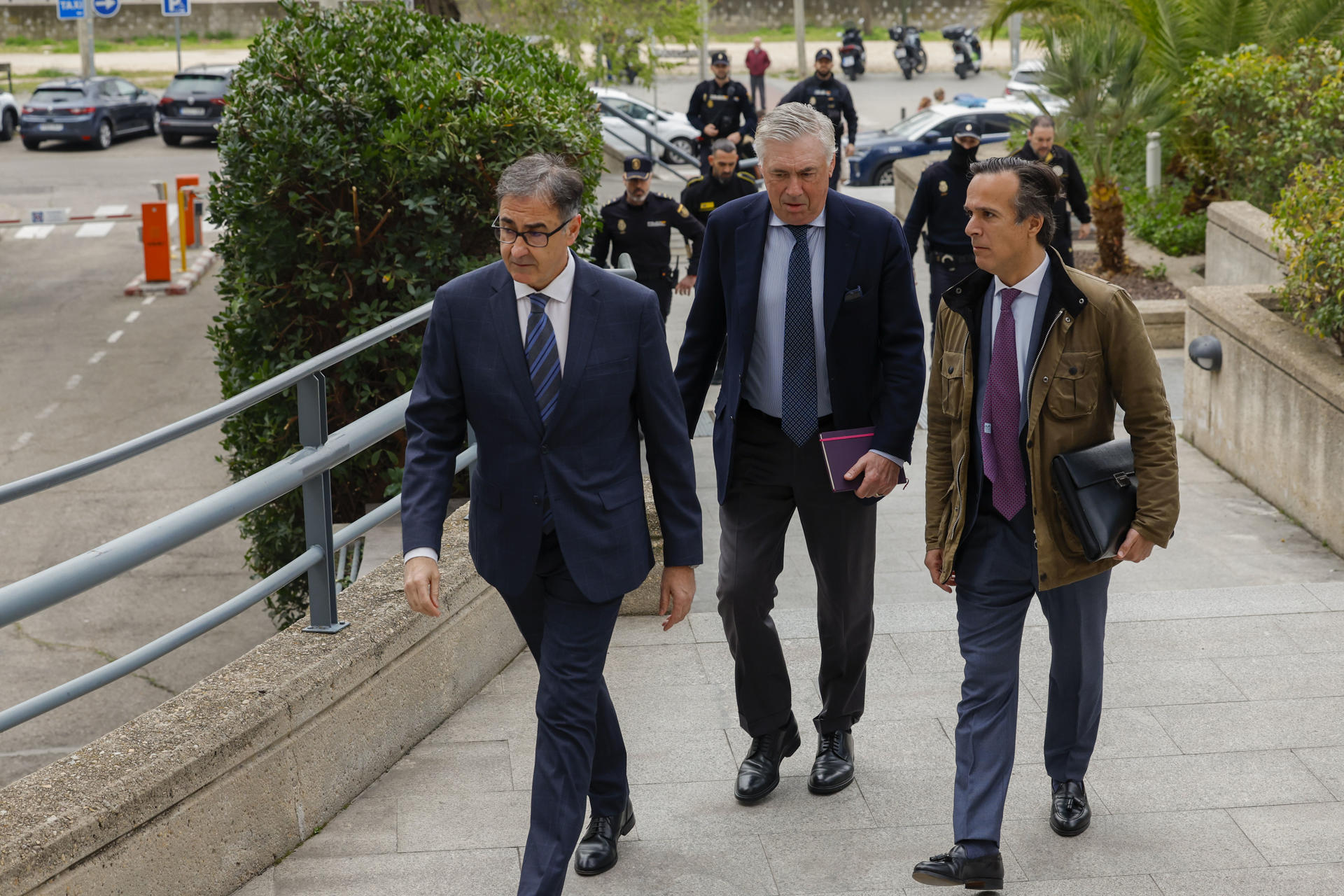 El entrenador del Real Madrid, Carlo Ancelotti (c) junto a sus abogados a su llegada este miércoles a la Audiencia Provincial de Madrid donde se le juzga por defraudar presuntamente algo más de un millón de euros a Hacienda y para quien la Fiscalía pide cuatro años y nueve meses de prisión. EFE/JJ Guillén