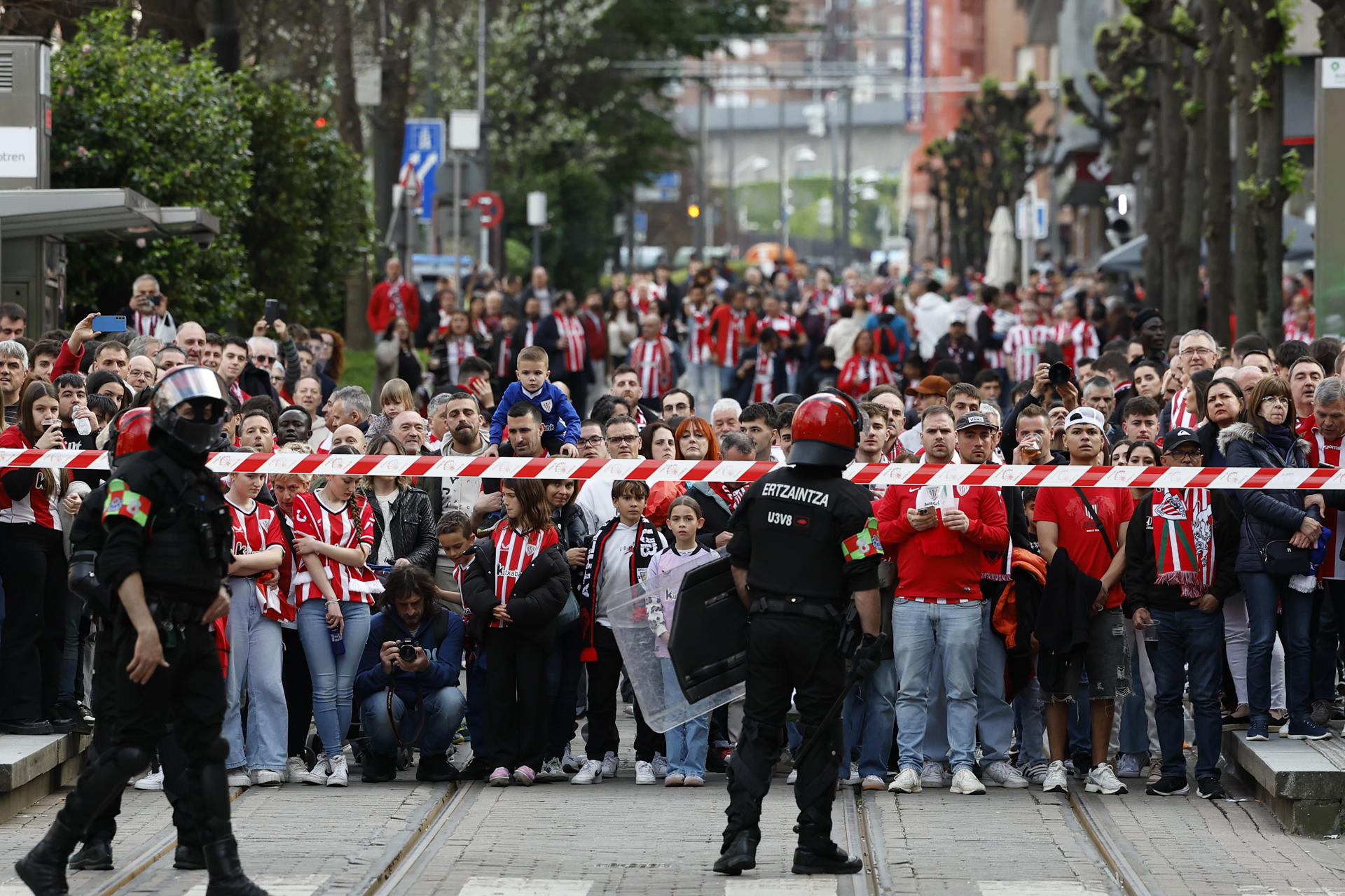 Aficionados del Athletic este jueves, en el exterior del estadio de San Mamés en Bilbao, para el partido de vuelta de los cuartos de final de la Liga Europa UEFA. EFE/ Miguel Toña