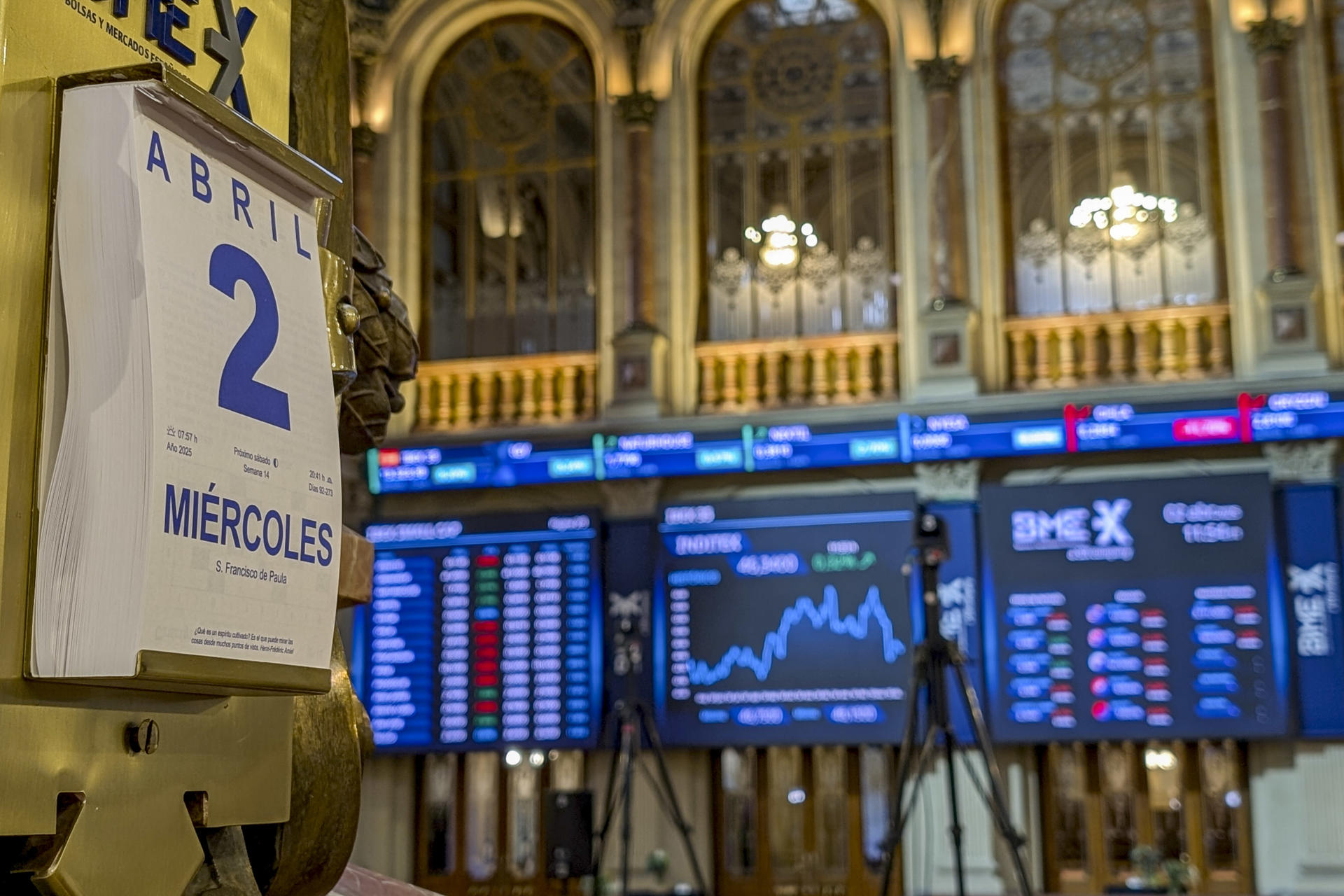 Varios paneles y monitores muestran en el parqué madrileño la evolución de la Bolsa española este miércoles, que cierra con una subida del 0,4 % y supera los 13.300 puntos, hasta situarse en los 13.350,2 enteros, pese a ser "el Día de la Liberación" para el presidente de EEUU, Donald Trump, que impondrá aranceles al resto de países.  EFE/ Vega Alonso del Val