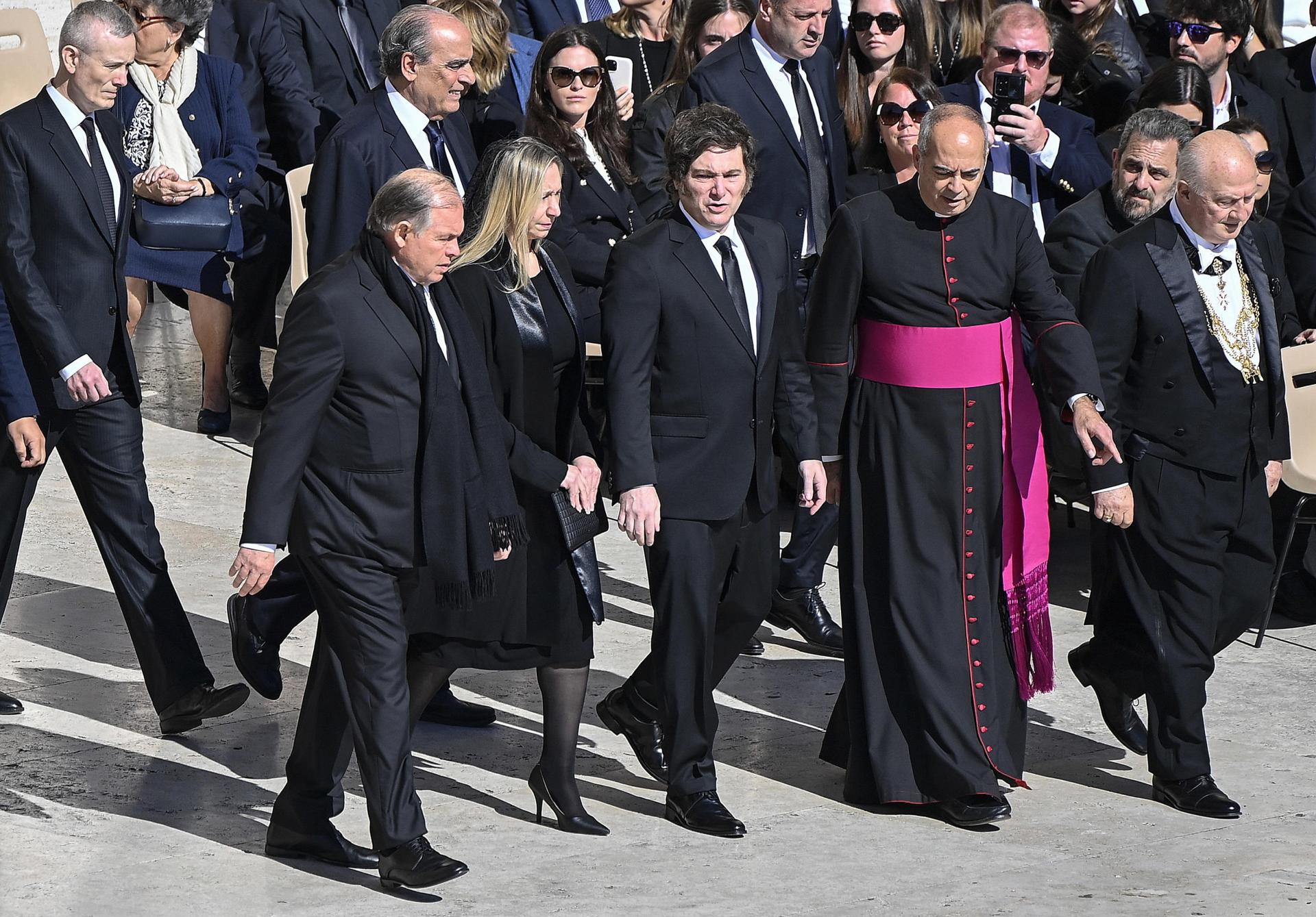 El presidente argentino, Javier Milei, y su hermana, Karina Milei, llegan para la misa fúnebre del Papa Francisco en la Plaza de San Pedro en la Ciudad del Vaticano. EFE/RICCARDO ANTIMIANI