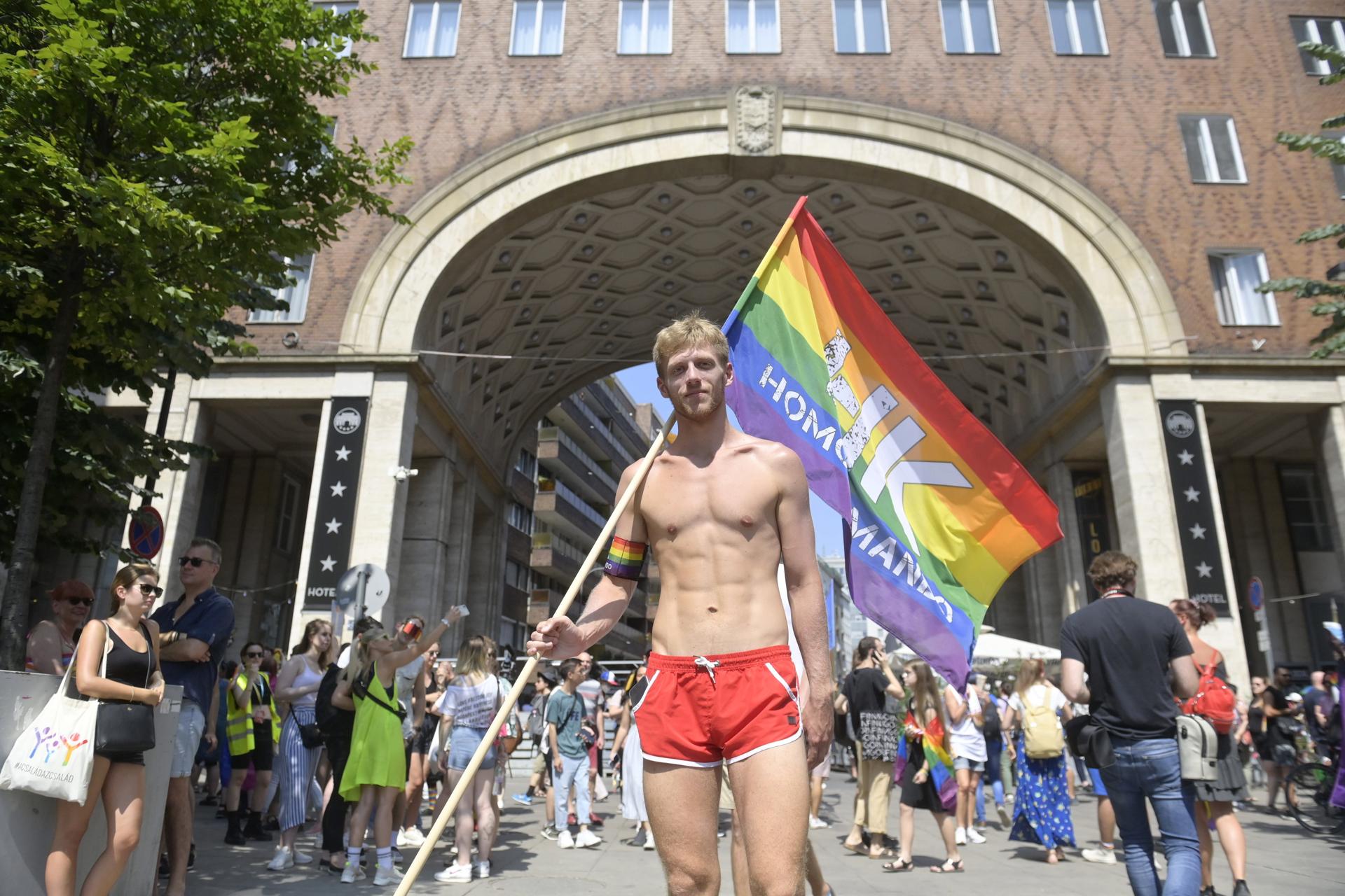 Foto archivo. Los participantes del desfile del orgullo gay se reúnen antes de la marcha en el centro de Budapest, Hungría, el 24 de julio de 2021 (Hungría) EFE/EPA/SZILARD KOSZTICZAK HUNGARY OUT[HUNGARY OUT]