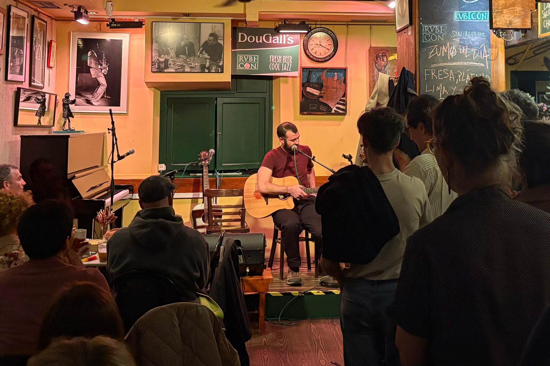 Una nueva generación de jóvenes músicos, con mucho talento, mantiene la esencia del jazz, sobre todo a través de un pequeño circuito de locales, tal y como comenzó este estilo musical en los años 30. Un miércoles al mes, el bar Rvbicon, en Santander, tiene una cita imprescindible con una ‘jam session’ de jazz que llena el local de los melómanos que disfrutan de este género. EFE/ Eva García González