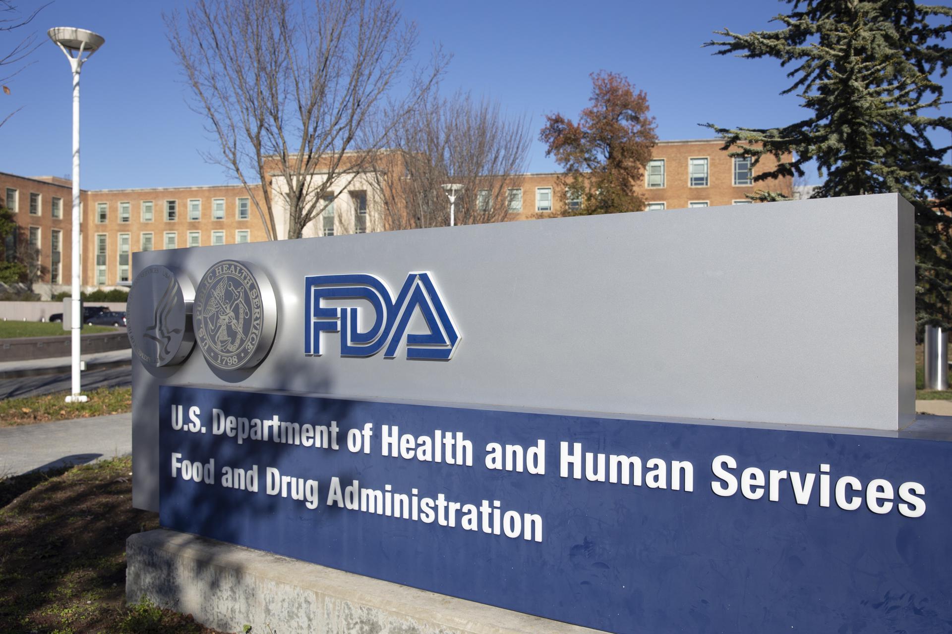 Foto de archivo que muestra un cartel de la Administración de Alimentos y Medicamentos de Estados Unidos (FDA, por sus siglas en inglés). EFE/EPA/MICHAEL REYNOLDS