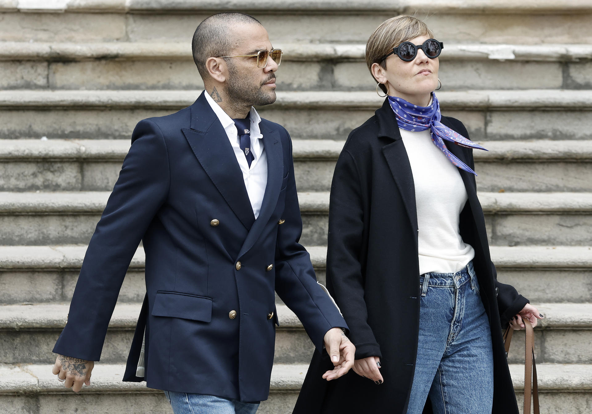 El exfutbolista Dani Alves (i) junto a su abogada, Inés Guardiola (d), este viernes. EFE/ Andreu Dalmau