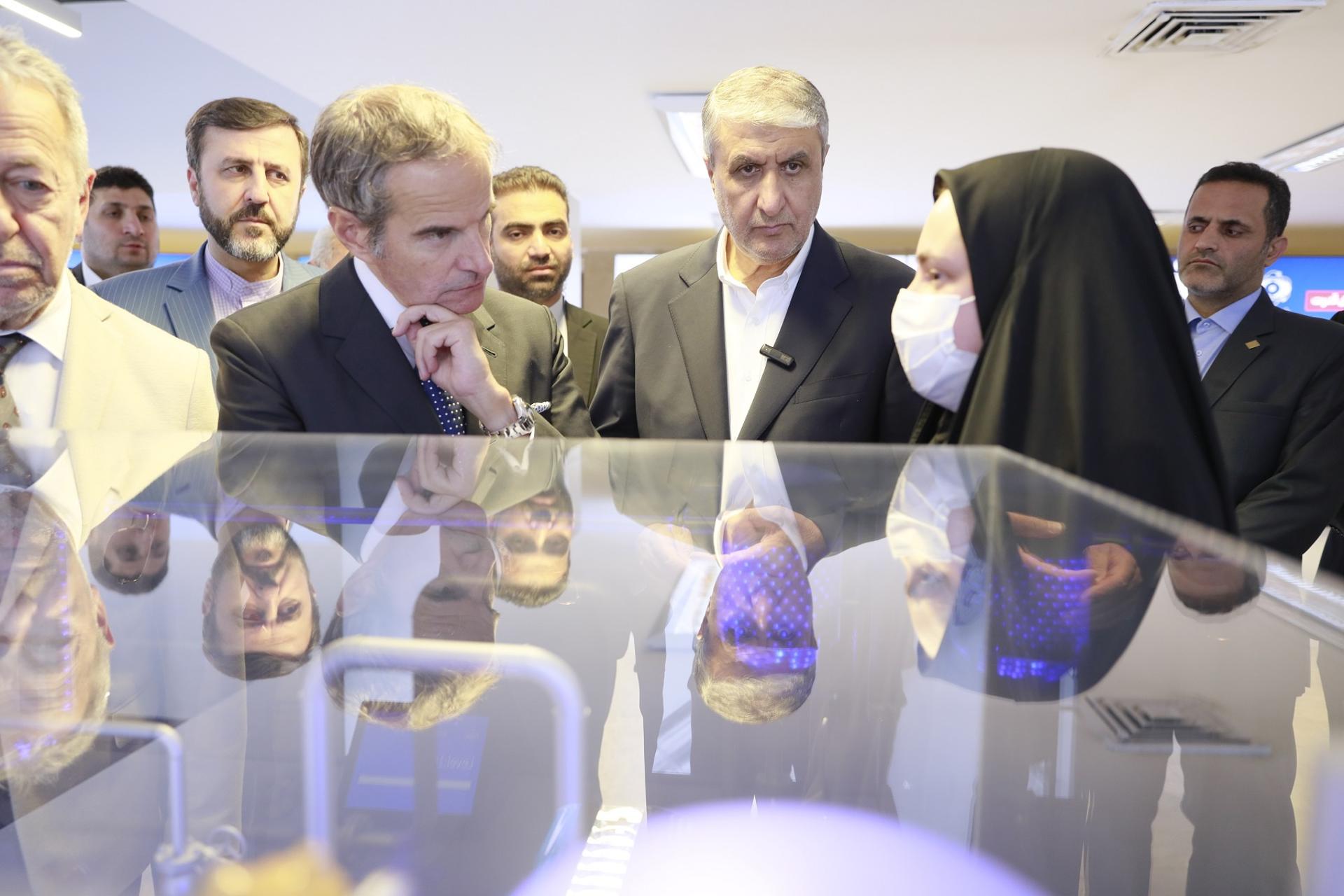 - Una foto de mano proporcionada por la oficina de la Organización Atómica de Irán (AEOI) muestra al Director General de la Agencia Internacional de Energía Atómica (AIEA) Rafael Grossi (C-I) y al director de la Organización de Energía Atómica de Irán (AEOI) Mohammad Eslami (C-D) visitando una exposición sobre los logros nucleares de Irán en Teherán, Irán, el 17 de abril de 2025. Grossi está en Teherán para reunirse con funcionarios iraníes tras las conversaciones nucleares entre Irán y EE. UU. Teherán EFE/EPA/ORGANIZACIÓN ATÓMICA DE IRÁN MATERIAL DE MANO MANUAL USO EDITORIAL SOLAMENTE/SIN VENTAS