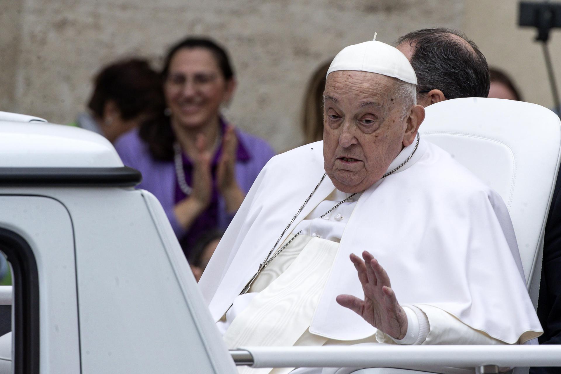 El papa Francisco saluda a los fieles después de la bendición 'Urbi et Orbi' tras la Misa de Pascua en la Plaza de San Pedro, en la Ciudad del Vaticano, el 20 de abril de 2025. EFE/EPA/ANGELO CARCONI