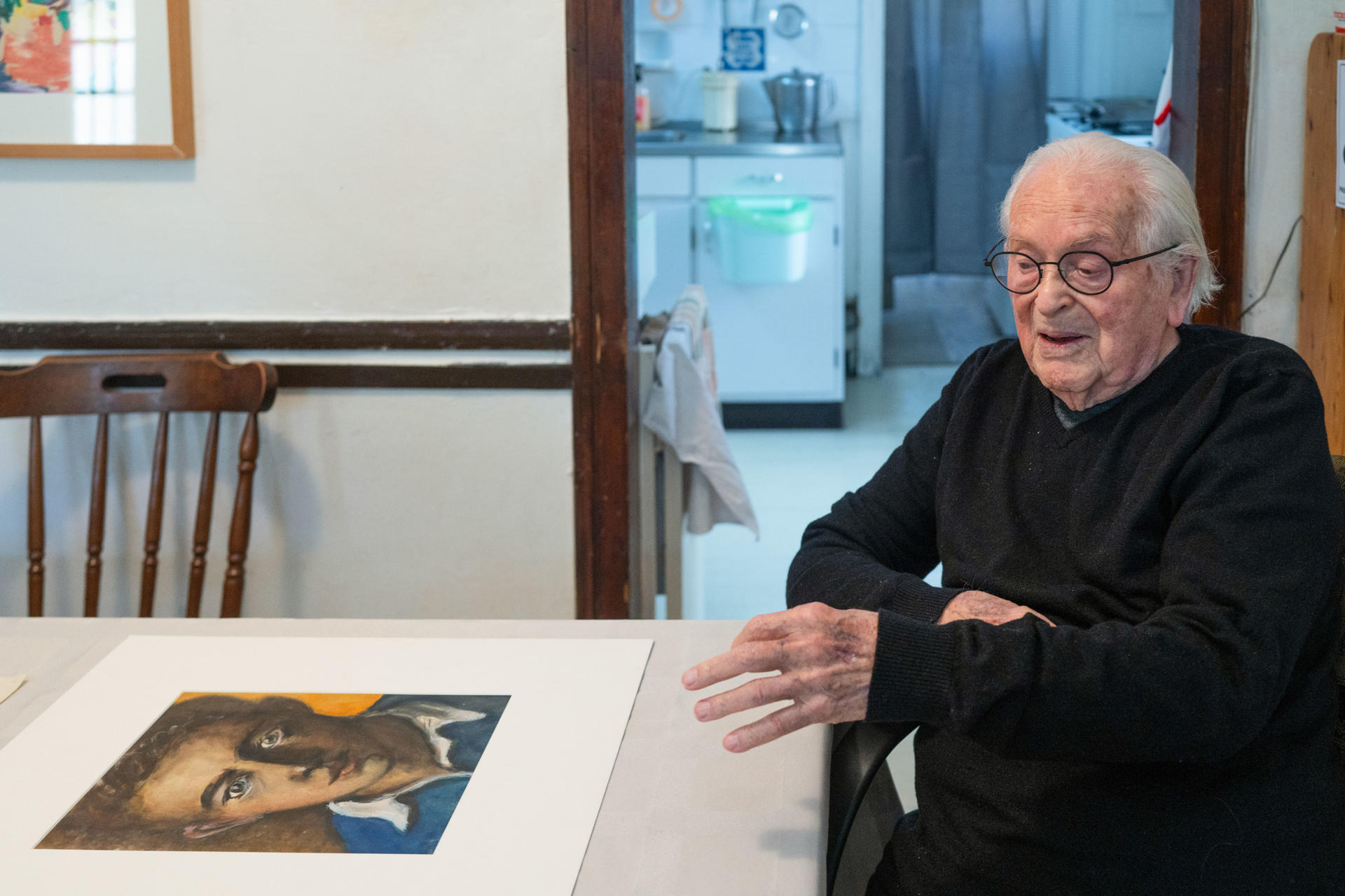 Durante una entrevista con EFE en su casa en el antiguo barrio de Katamon de Jerusalén, el artista Yehuda Bacon (Checoslovaquia, 1929) observa tres de los autorretratos que pintó tras su paso por los campos de concentración nazis: el primero en 1945, cuando fue liberado de Gunskirchen; otro en 1948 y el último, el más oscuro, en 1960. . EFE/Magda Gibelli
