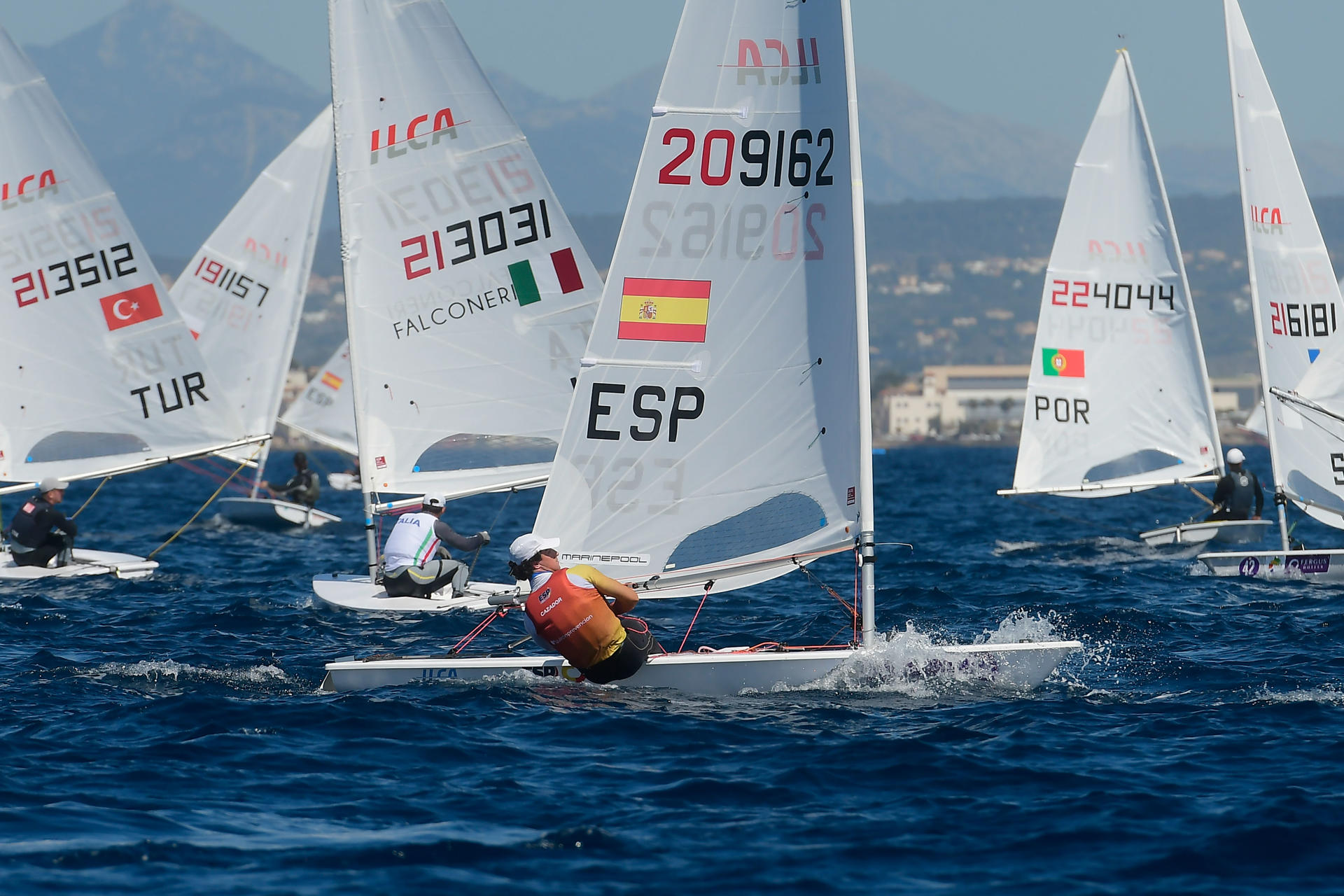 Vista de las embarcaciones durante la prueba de ILCA 7 del 54 Trofeo Princesa Sofía de vela disputada este martes, en la bahía de Palma. EFE/Miquel A. Borràs