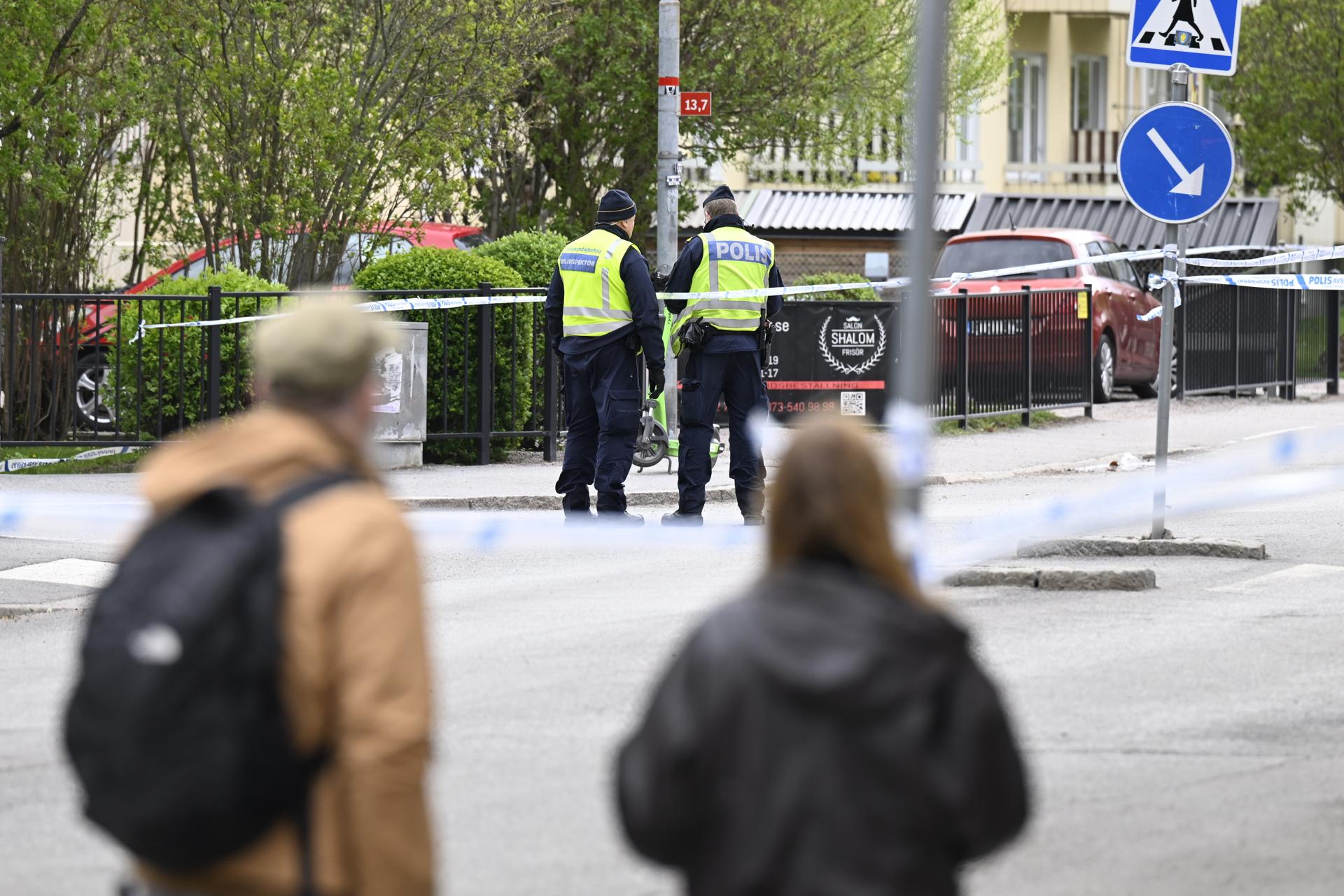 Policía en el lugar de los hechos al día siguiente de un tiroteo en la plaza Vaksala, en el centro de Upsala, Suecia, el 30 de abril de 2025. Según la policía, tres personas fueron confirmadas muertas tras un tiroteo el 29 de abril, que está siendo investigado como un asesinato. (Suecia) EFE/EPA/FREDRIK SANDBERG SWEDEN OUT
```
