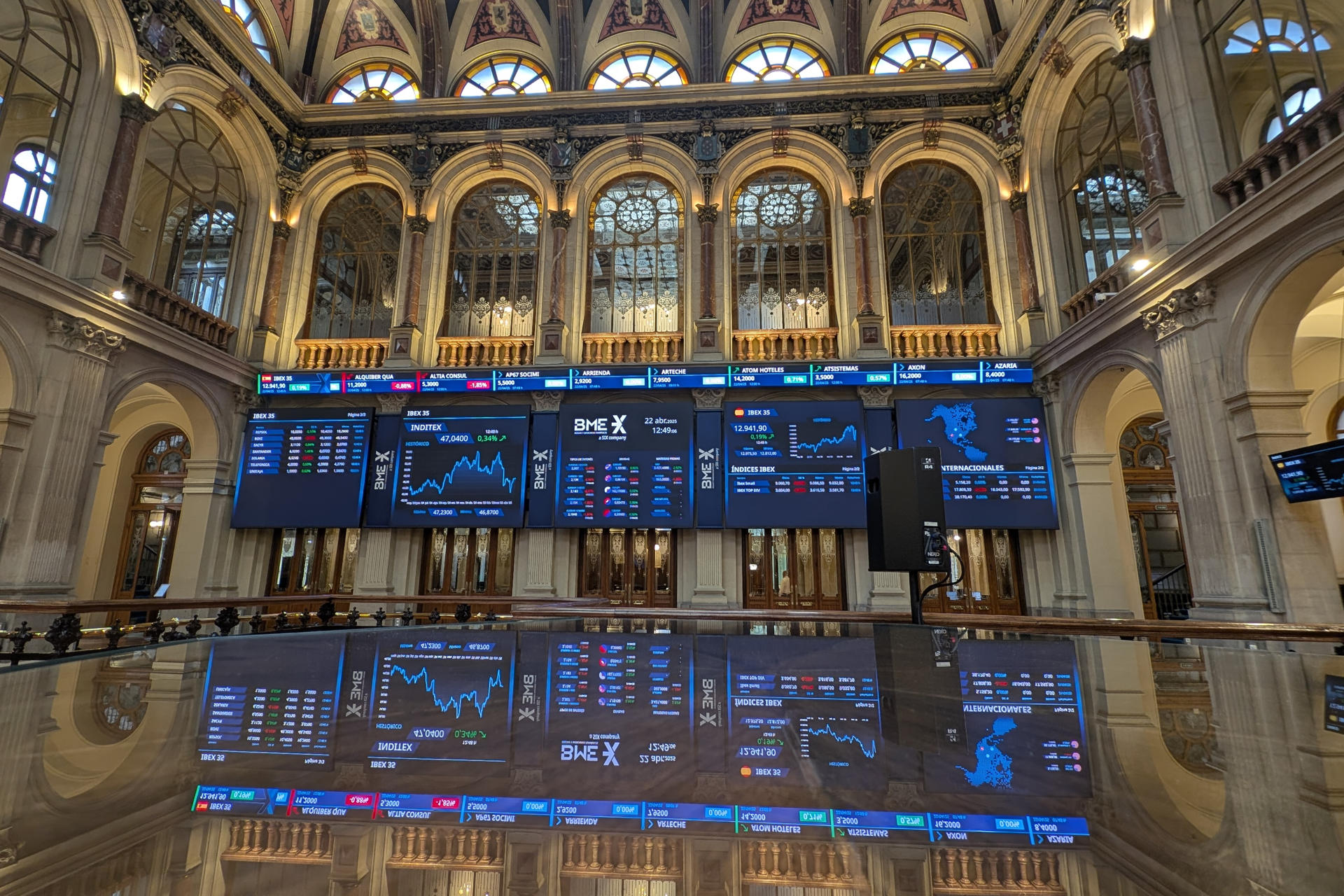Imagen de este martes de la Bolsa de Madrid, que cierra con alza del 0,72 % y escala hasta los 13.000 puntos, para situarse en los 13.010,6 enteros . EFE/Vega Alonso