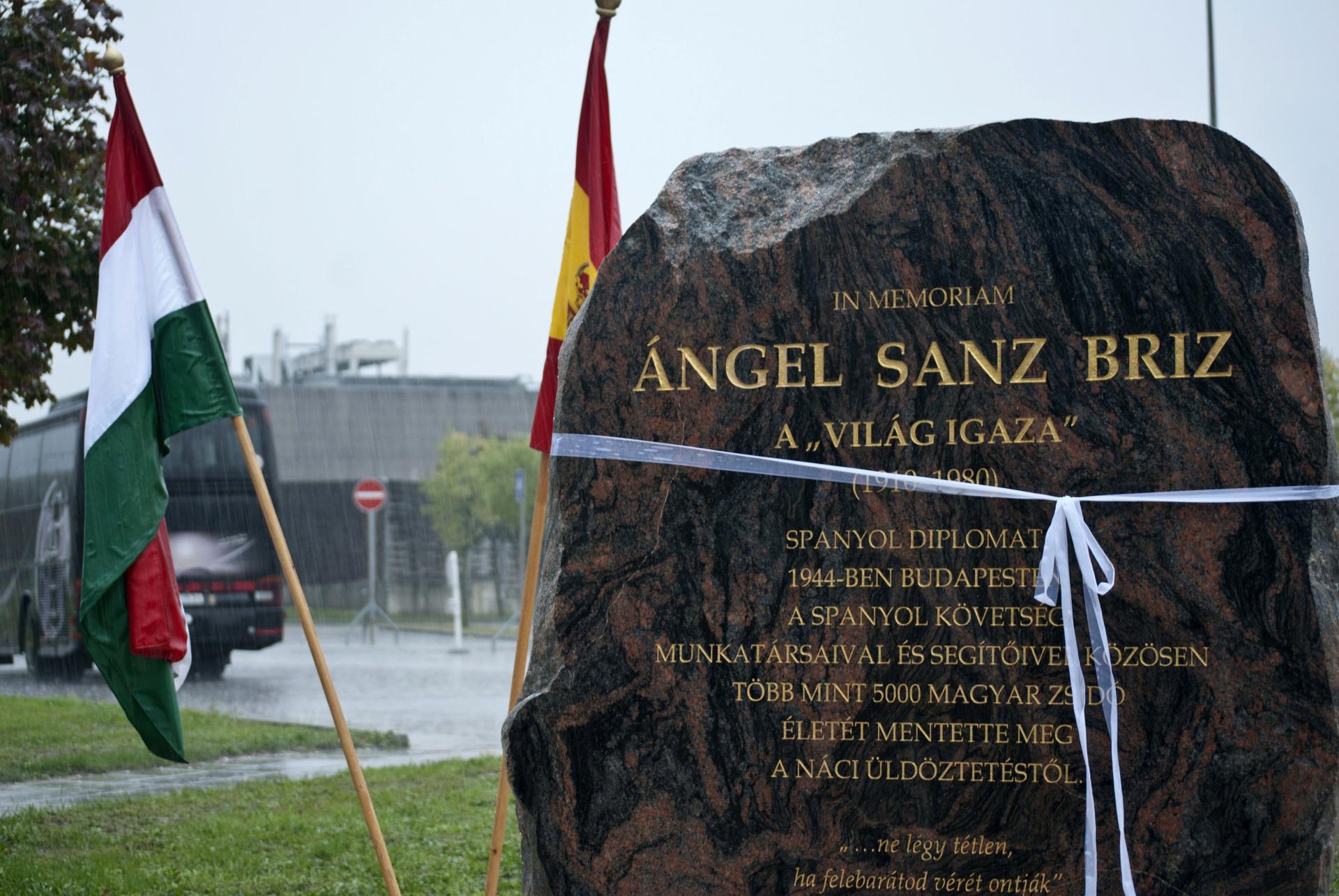 Monolito en memoria de Ángel Sanz Briz en Budapest. EFE/Marcelo Nagy