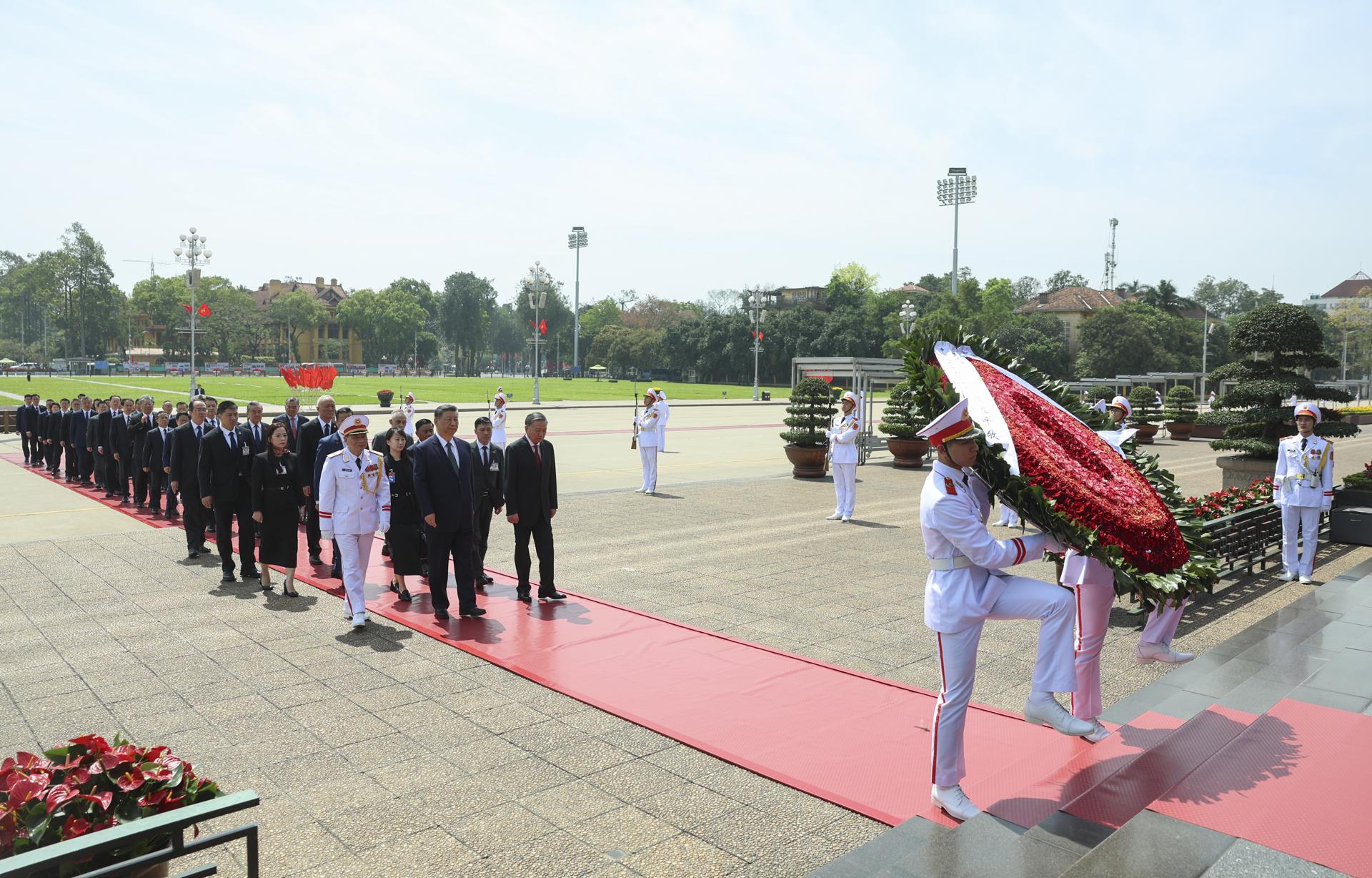 HANOI (Vietnam), 15/04/2025.- A view of Chinese President Xi Jinping (front row, C) walking with Vietnam's Communist Party General Secretary, To Lam (front row, R), on the day he lays a wreath at the Ho Chi Minh Mausoleum during his visit to Hanoi, Vietnam, 15 April 2025. The Chinese president is on a state visit to Vietnam from 14 to 15 April 2025. EFE/EPA/Athit Perawongmetha / POOL