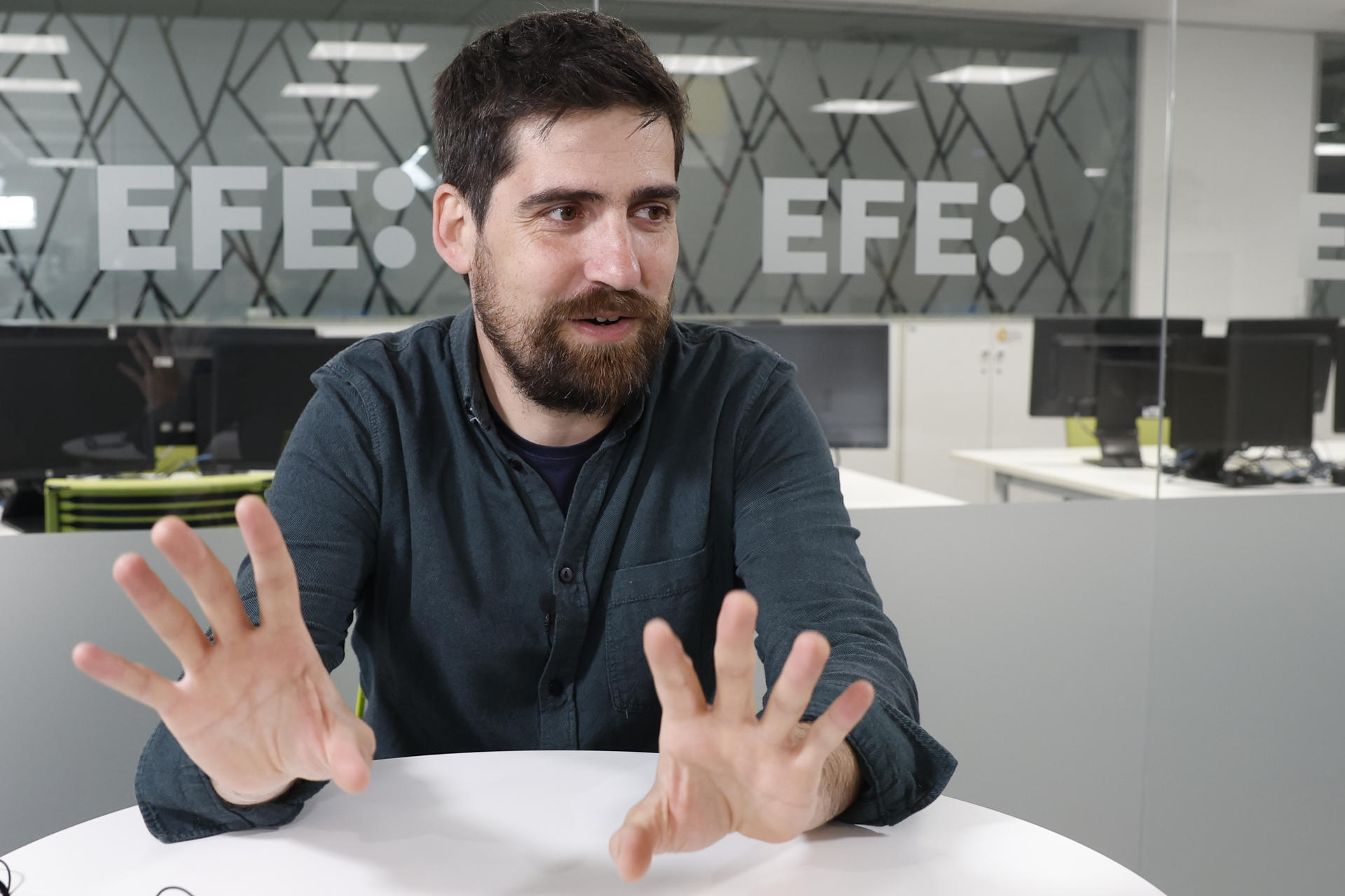 "Estamos a tiempo, es la oportunidad de actuar, estamos a mediados de la Década de la Recuperación", asegura en entrevista a EFE el divulgador ambiental Javier Peña, conocido en redes sociales por sus mensajes sobre la crisis climática en HOPE (esperanza), que presenta mañana una miniserie donde recoge un "inventario de soluciones". Peña señala que es una serie rodada en 21 países, y explica "qué podemos hacer" para cambiar la situación actual, porque "ya todo el mundo sabe que hay un problema, una urgencia por actuar", por lo que quiere "centrarse en todo lo que se puede hacer, en las soluciones y qué tendría que ocurrir para que lográsemos revertir la crisis climática". EFE/Ballesteros