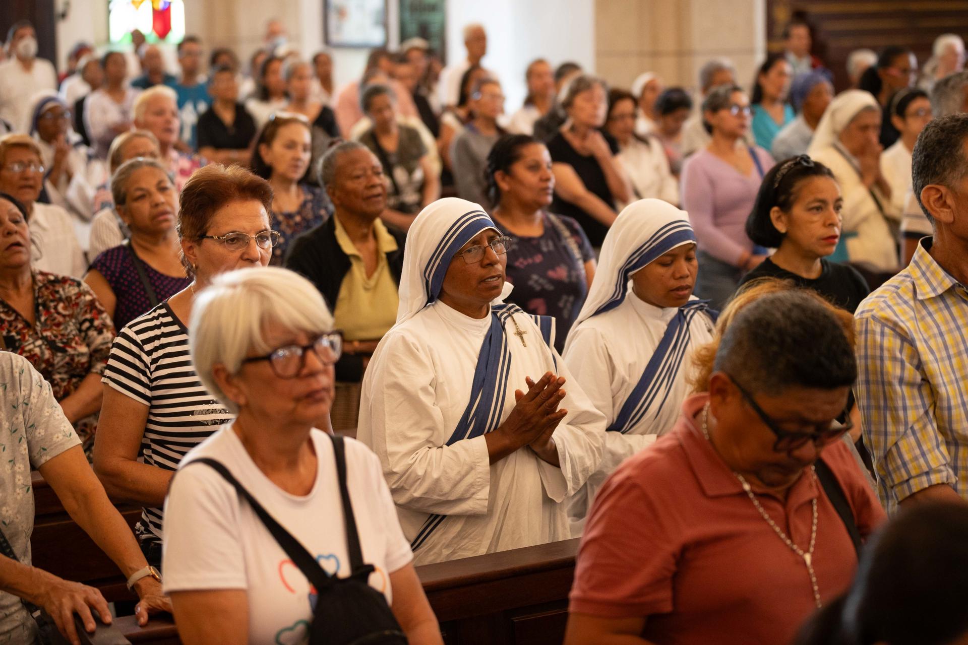 Decenas de personas asisten a una misa oficiada por el nuncio apostólico en Venezuela, monseñor Alberto Ortega, en honor al papa Francisco este lunes, en la Catedral metropolitana de Santa Ana en Caracas (Venezuela). EFE/ Ronald Pena R