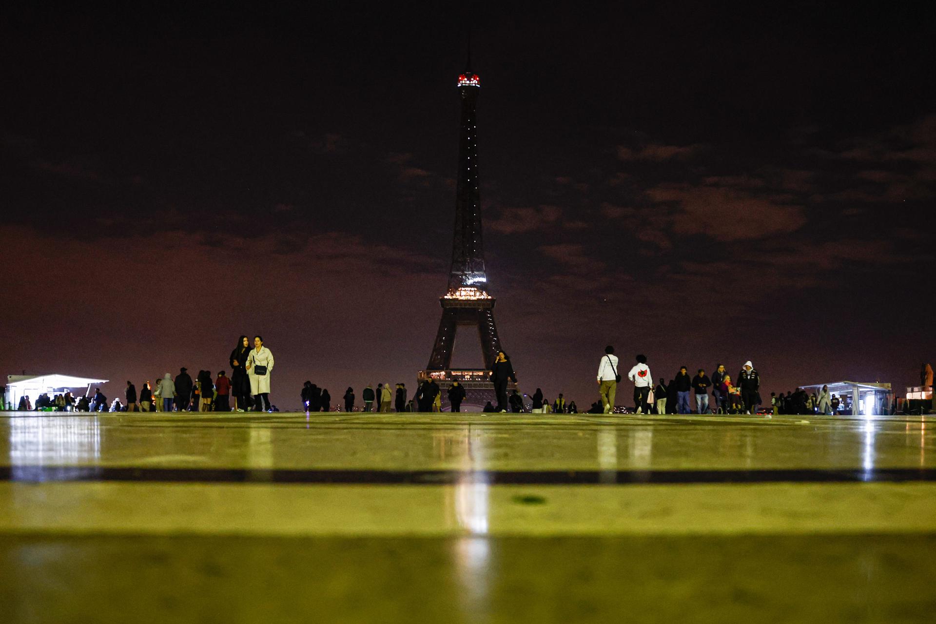 La Torre Eiffel apaga sus luces para rendir homenaje al fallecido papa Francisco en París, Francia, el 21 de abril de 2025. EFE/EPA/Mohammed Badra