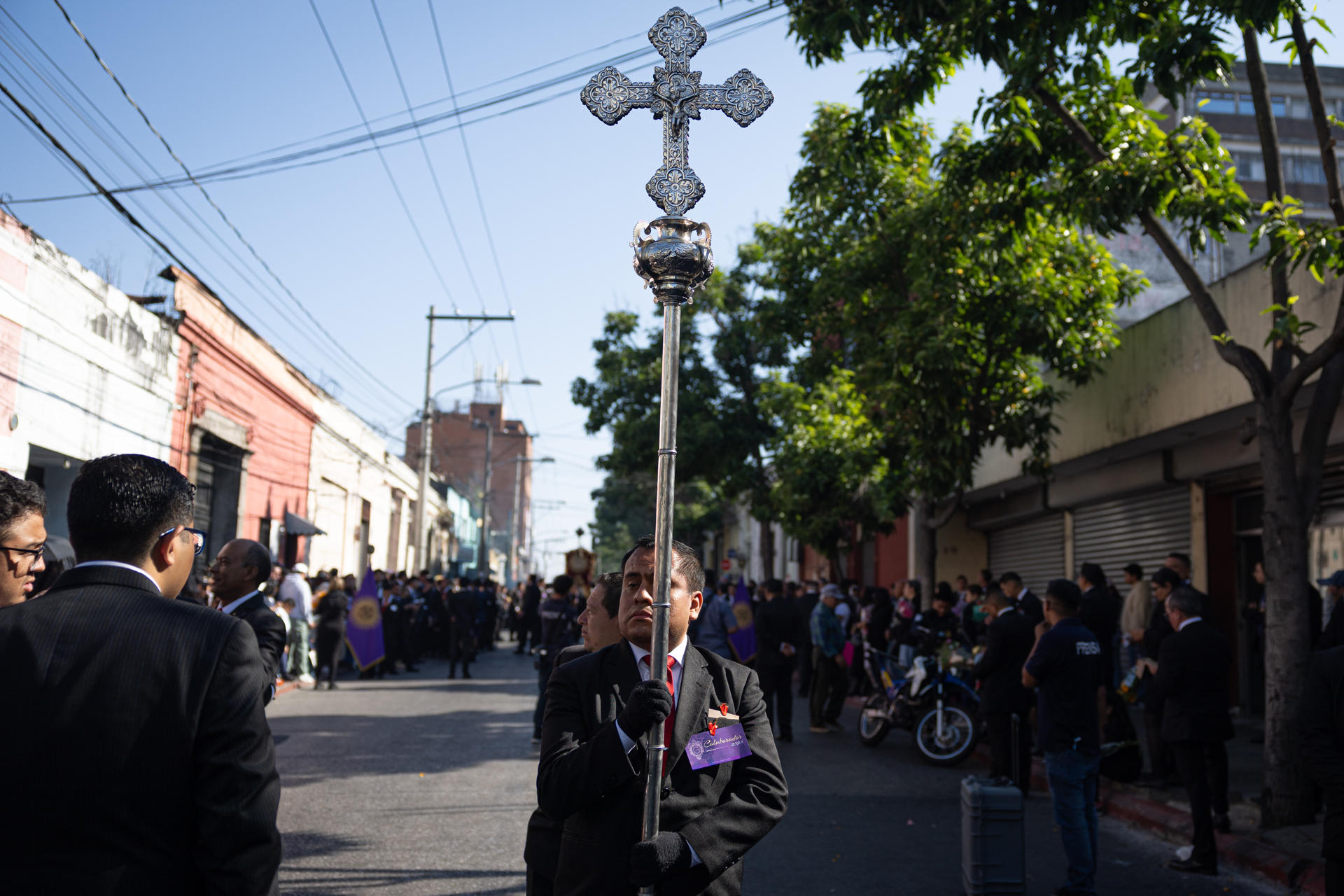 Un hombre sostiene una cruz durante la procesión de La Reseña este martes, en Ciudad de Guatemala (Guatemala). EFE/ David Toro