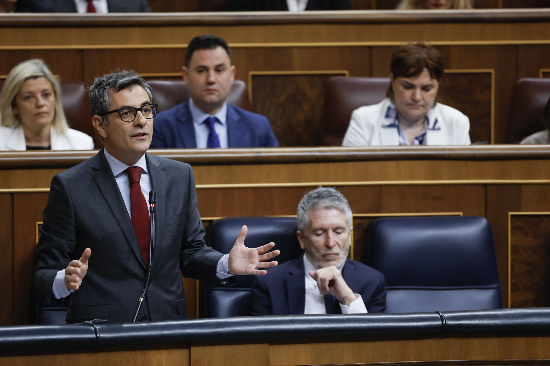 El ministro de Presidencia, Justicia y Relaciones con las Cortes, Félix Bolaños (i), interviene durante la sesión de control al Gobierno este miércoles en el Congreso de los Diputados. EFE/ Javier Lizón