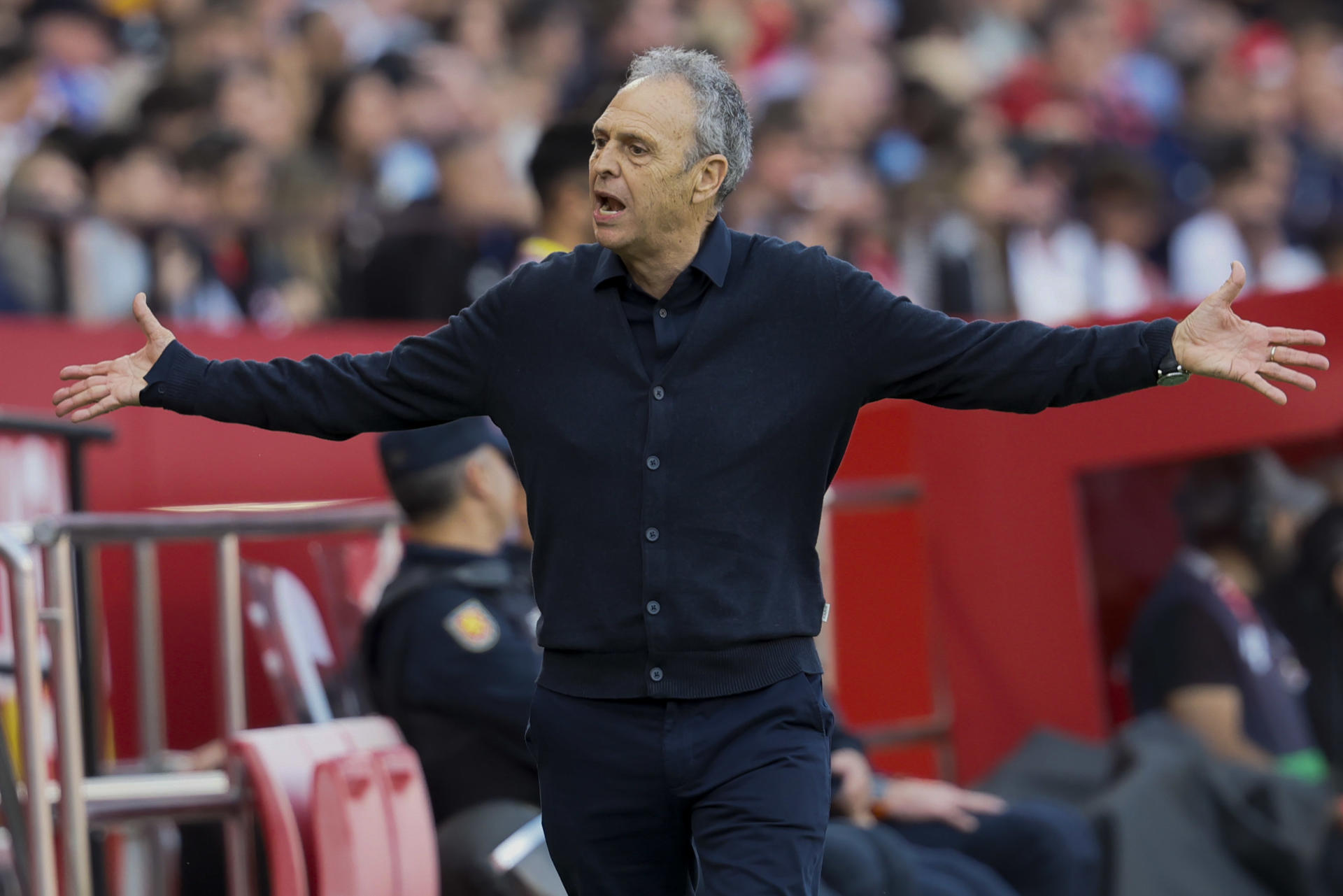 El nuevo entrenador del Sevilla Joaquín Caparrós durante el partido de la jornada 32 de LaLiga que Sevilla FC y Deportivo Alavés disputaron en el estadio Sánchez-Pizjuán, en Sevilla. EFE/José Manuel Vidal