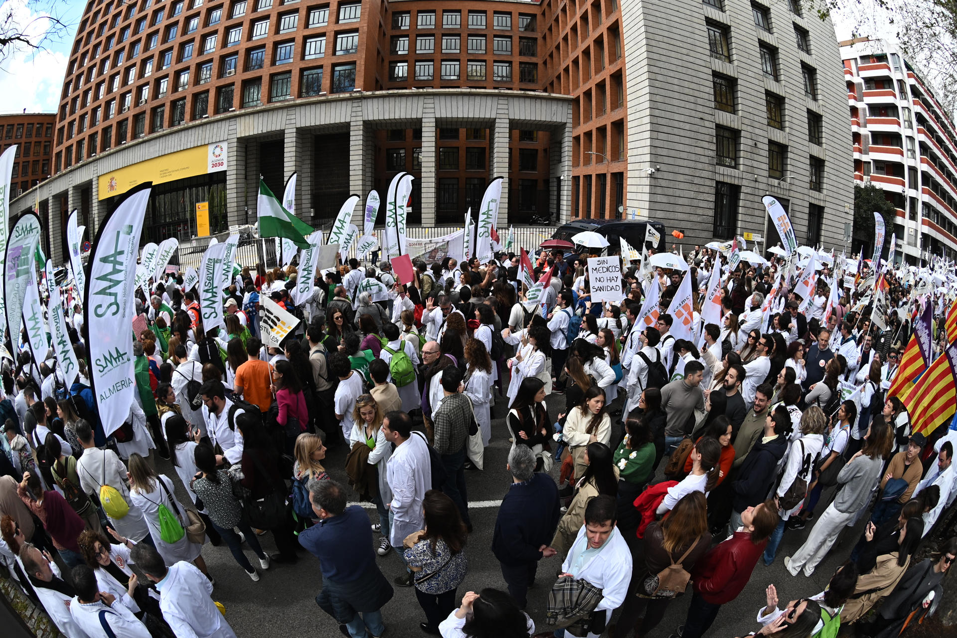 Vista de la manifestación convocada por la Confederación Española de Sindicatos Médicos (CESM), el colectivo de médicos en Madrid este sábado para reclamar mejoras en su jornada laboral, su modelo retributivo y el fin de las guardias. EFE/ Fernando Villar