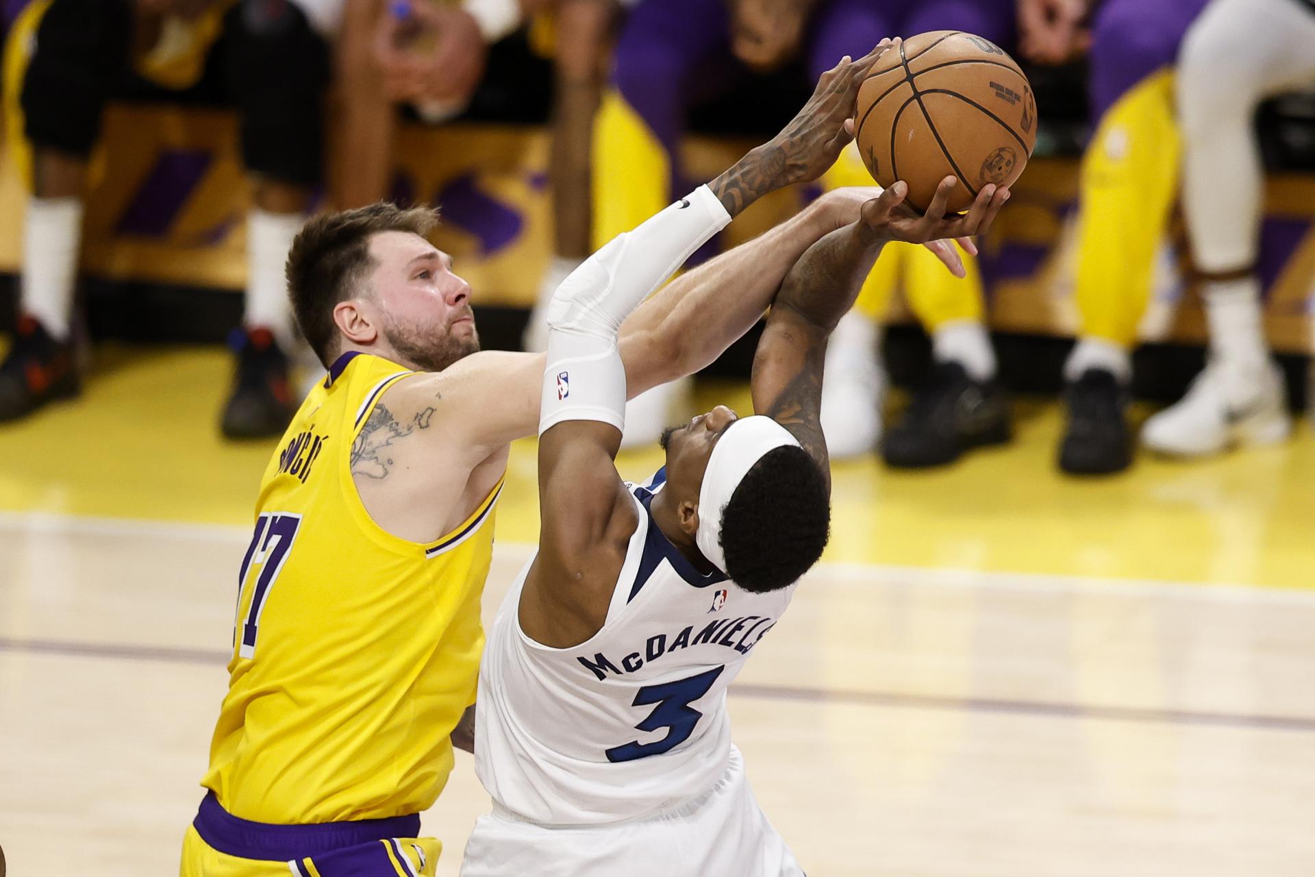 El escolta esloveno de Los Angeles Lakers Luka Doncic (I), intenta taponar al alero de los Minnesota Timberwolves, Jaden McDaniels (D), durante el segundo partido de playoffs de primera ronda entre los Minnesota Timberwolves y Los Angeles Lakers en Los Ángeles. EFE/EPA/CAROLINE BREHMAN SHUTTERSTOCK FUERA