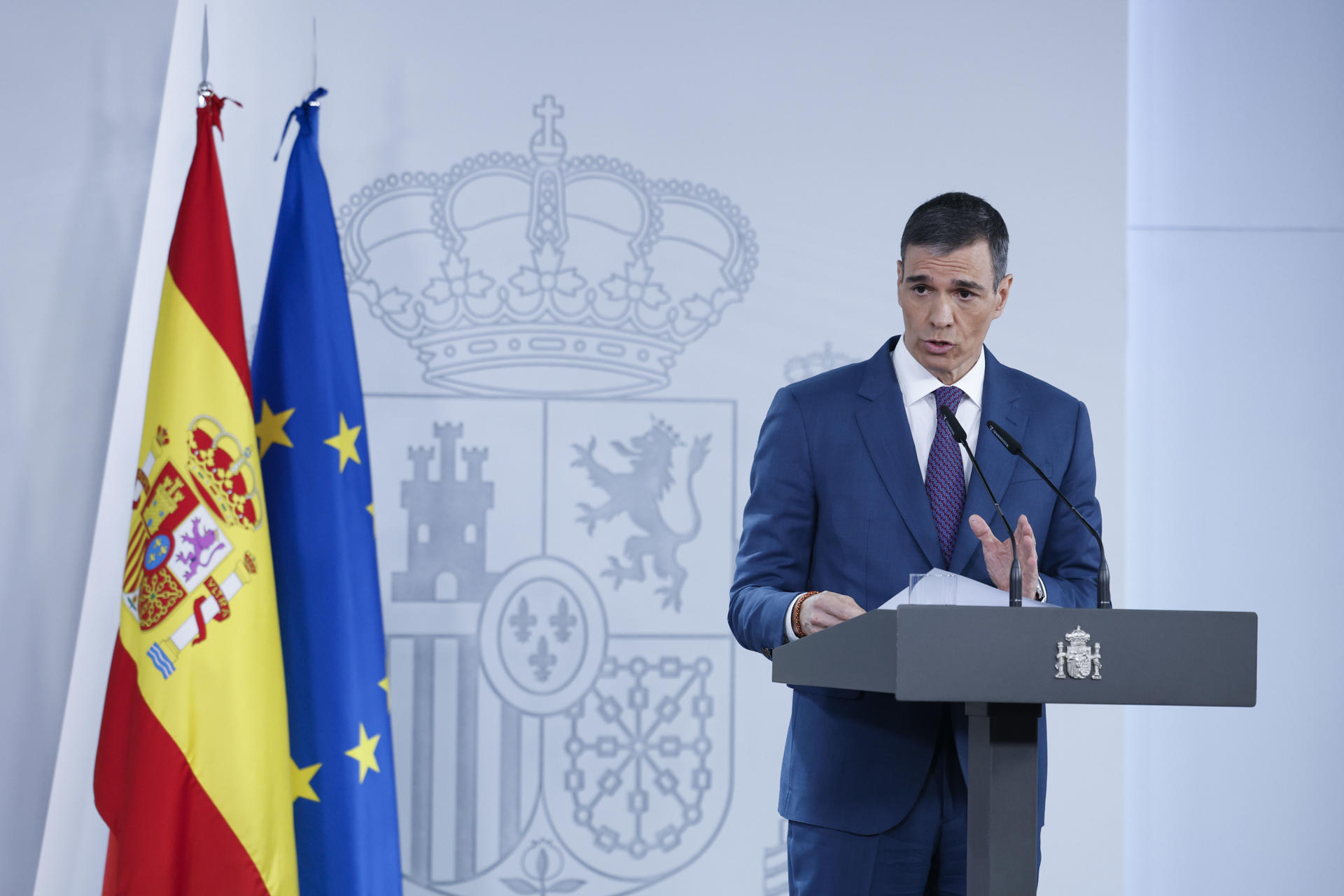 El presidente del Gobierno, Pedro Sánchez, hace una declaración ante los medios este martes en el Palacio de la Moncloa. EFE/ Javier Lizón