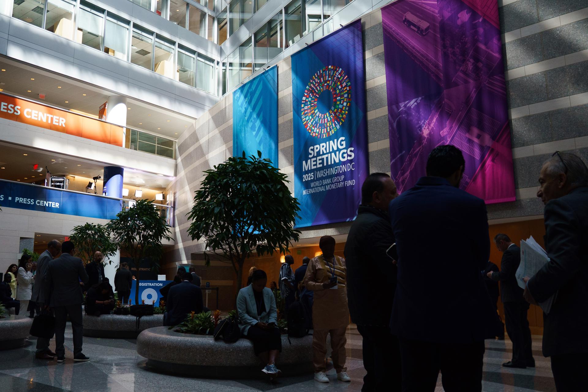 Vista general este miércoles, 23 de abril, de asistentes a las Reuniones de Primavera de 2025 del Fondo Monetario Internacional (FMI) y del Banco Mundial (BM), en la sede del FMI, en Washington DC (EE.UU.). EFE/Will Olíver