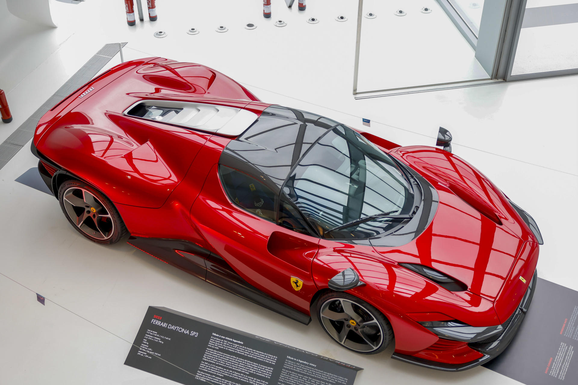 El museo Mobility City de la Fundación Ibercaja presenta este martes la muestra 'Pasión y leyenda. Una selección única de los Ferrari más importantes de ayer y hoy', con 14 vehículos únicos de la marca, procedentes de una colección privada, en Zaragoza. EFE/ Javier Cebollada