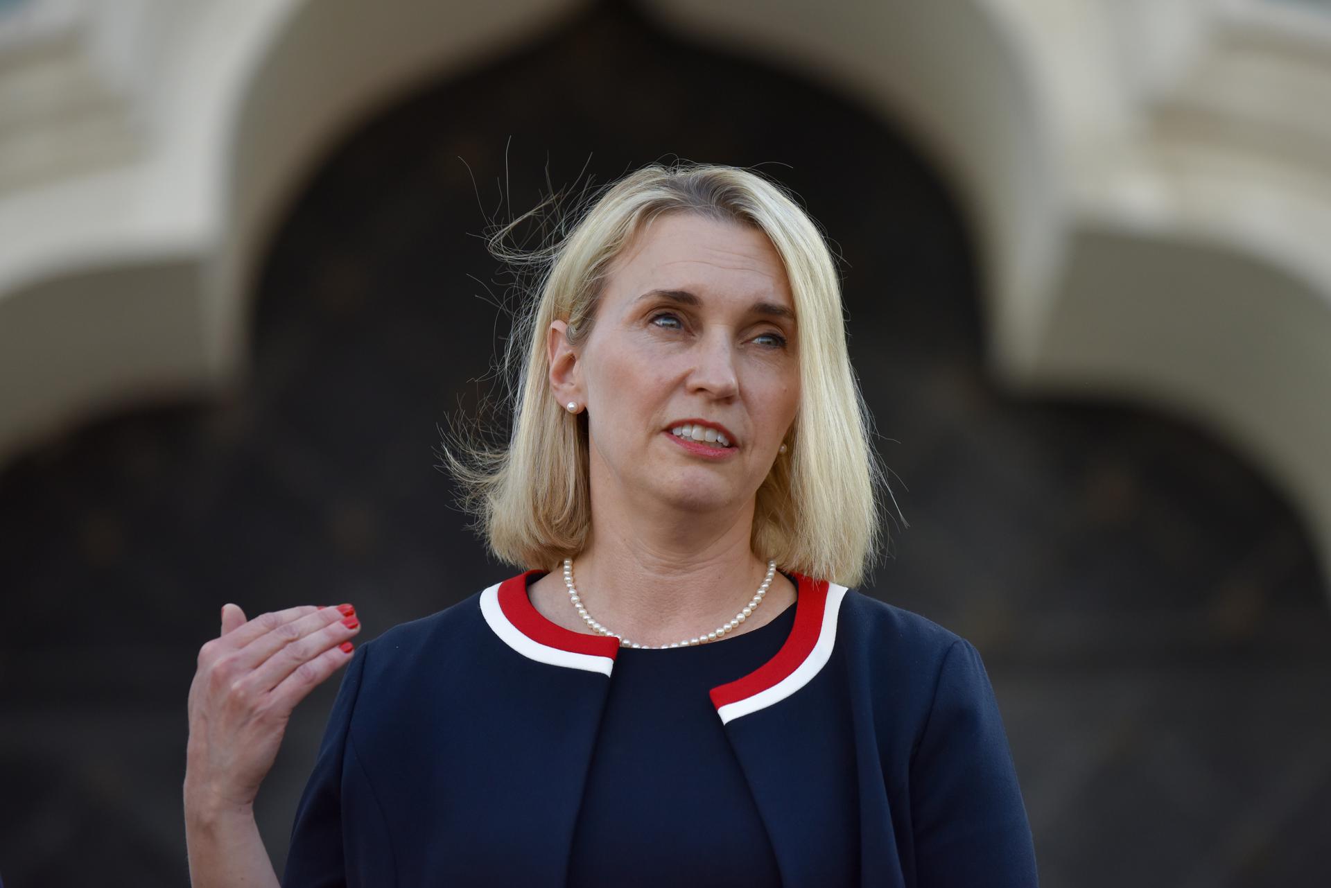 Fotografía de archivo del 2 de junio de 2022 de la embajadora de EE.UU. en Ucrania, Bridget Brink, hablando durante una rueda de prensa en la plaza Sofiyska de Kiev (Ucrania). EFE/EPA/ Oleg Petrasyuk ARCHIVO