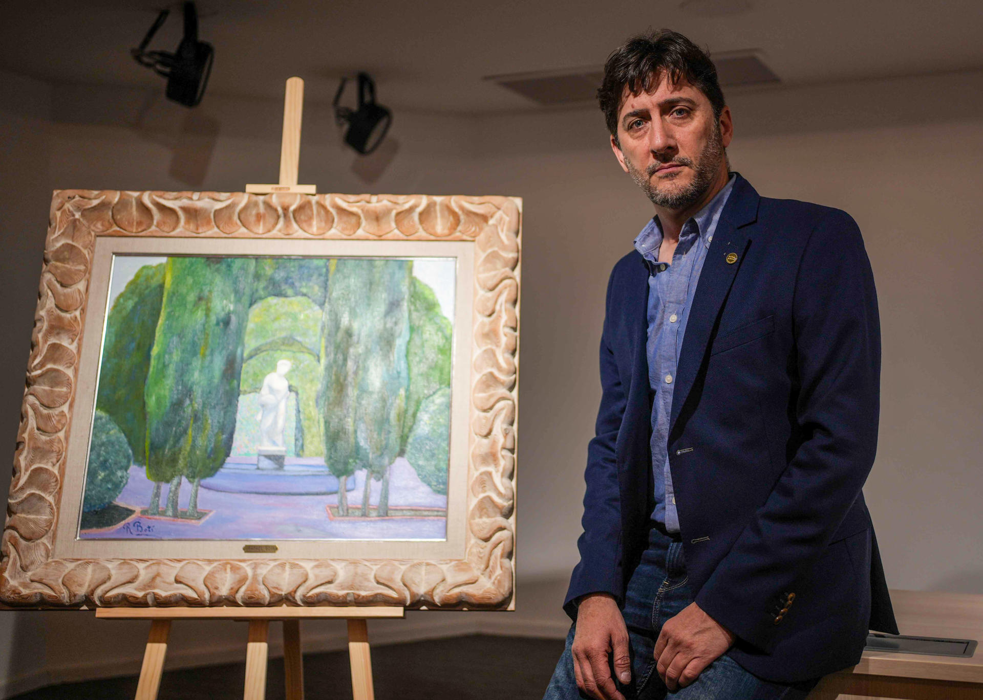 El cordobés Rafael Botí fue el artista que forjó el imaginario de los patios del Palacio de Viana, en Córdoba, al ser el primer pintor que dedicó un lienzo, realizado en 1924, a uno de estos espacios, nunca antes recogidos ni en pintura, litografía o fotografía, según explica en una entrevista con EFE el historiador de arte David Ledesma, que ha estudiado las representaciones gráficas y artísticas del inmueble . EFE/Rafa Alcaide