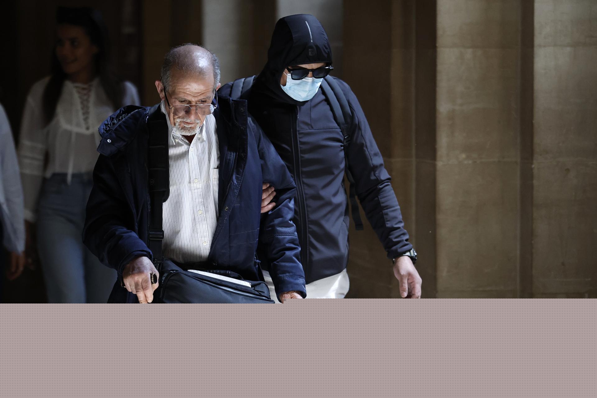 El demandado Aomar Ait Khedache (I) llega en el primer día del juicio contra los sospechosos del robo armado a Kim Kardashian en el Palacio de Justicia de París, Francia, 28 de abril de 2025. El juicio comenzó contra 10 sospechosos acusados de robar joyas valoradas en millones de dólares a la celebridad estadounidense Kim Kardashian durante su estancia en un apartamento durante la Semana de la Moda de París en octubre de 2016. (Fashion, France) EFE/EPA/YOAN VALAT