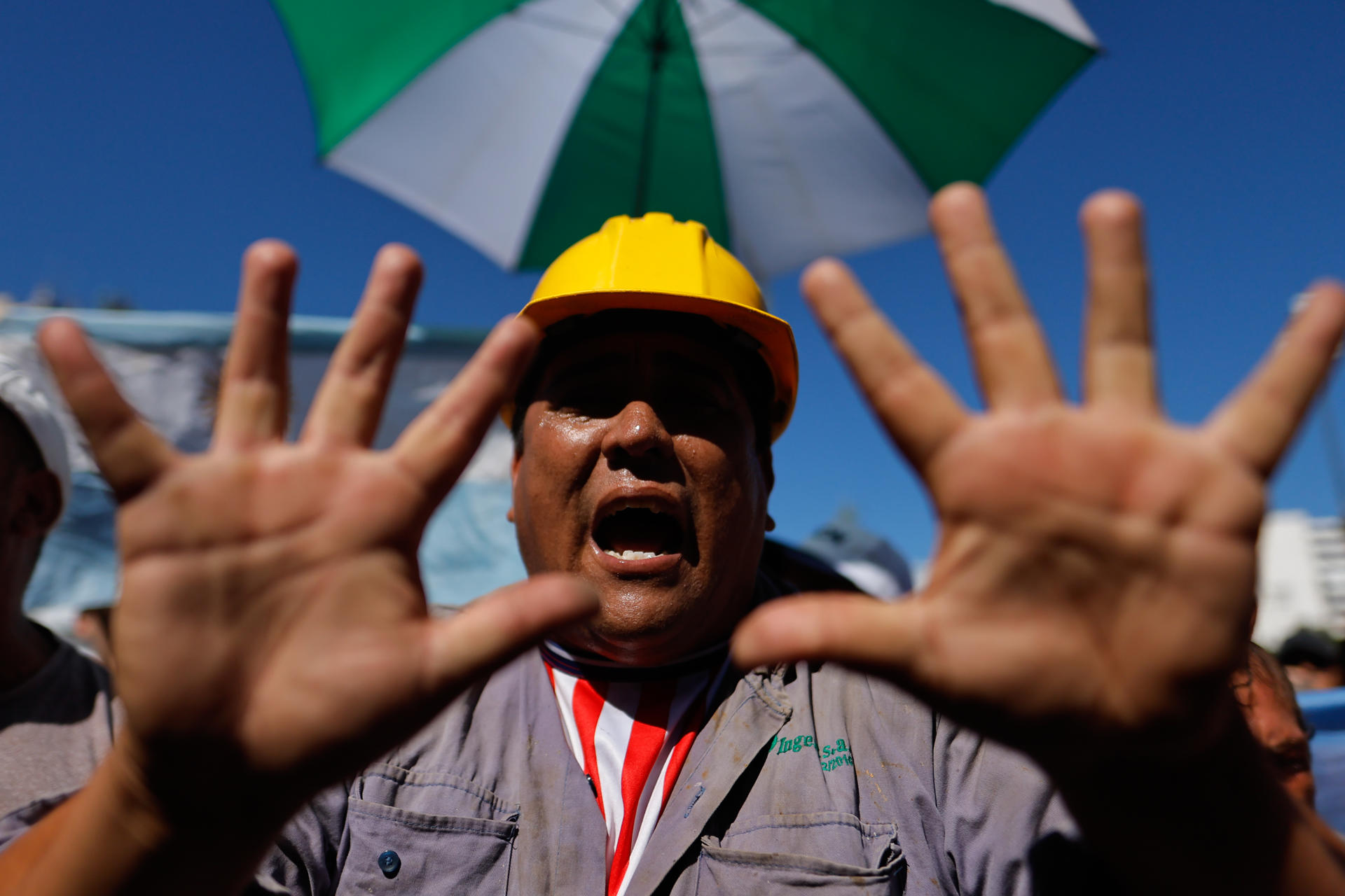 Fotografía de archivo del 24 de enero de 2024 de un manifestante participando en una protesta convocada por la Confederación General del Trabajo, en Buenos Aires (Argentina). EFE/ Juan Ignacio Roncoroni