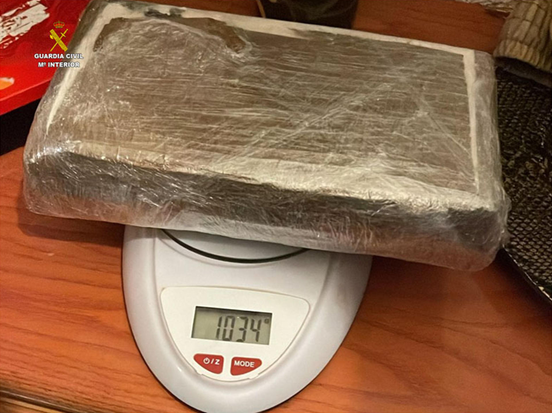 La mayor operación llevada a cabo hasta ahora por la Guardia Civil de Ciudad Real ha permitido incautar 150 kilos de drogas, de los que 136 eran cocaína, y desarticular una organización criminal con actividad en las provincias de Madrid, Ciudad Real, Toledo y Albacete, compuesta por 31 personas que fueron detenidas por pertenecer a una organización criminal. EFE/Guardia Civil ***SOLO USO EDITORIAL/SOLO DISPONIBLE PARA ILUSTRAR LA NOTICIA QUE ACOMPAÑA (CRÉDITO OBLIGATORIO)***
