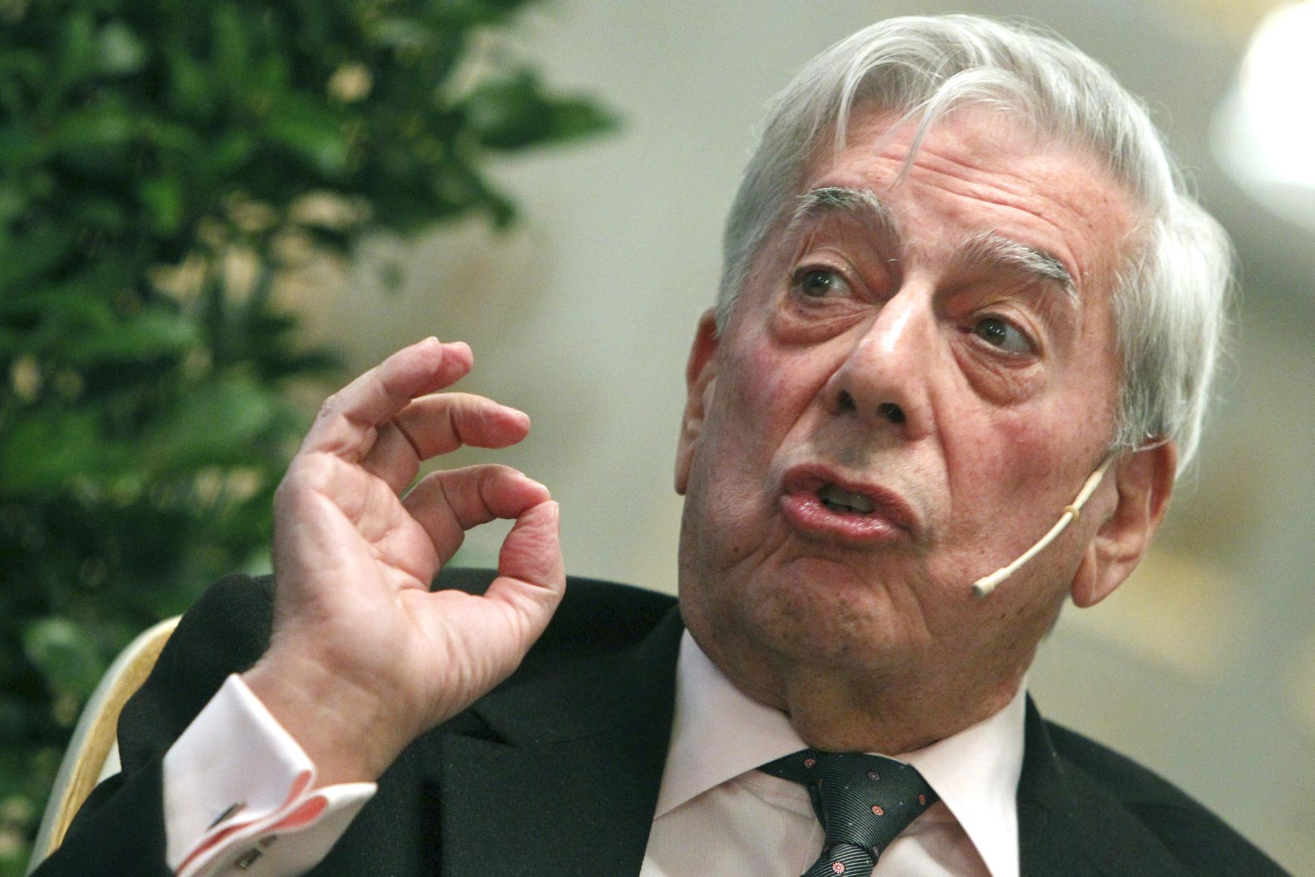 Fotografía de archivo, tomada en diciembre de 2010, del escritor peruano Mario Vargas Llosa, durante una rueda de prensa, antes de recibir el premio Nobel de Literatura, en Estocolmo (Suecia). EFE/Javier Lizón
