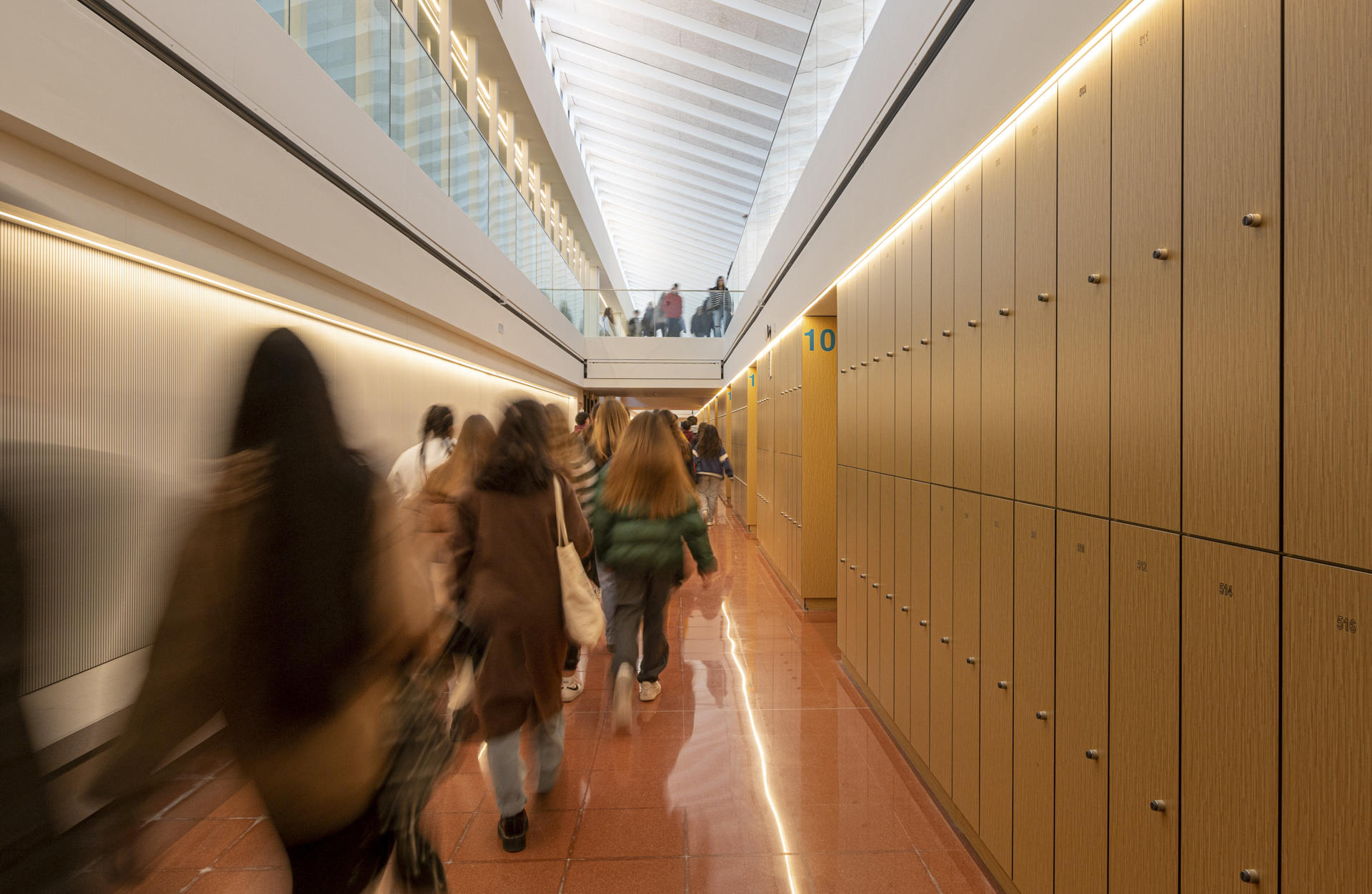La Comunidad de Madrid ha habilitado el Instituto de Educación Secundaria Isabel la Católica de Madrid, en el distrito de Retiro, para que pasen la noche 20 niños junto con sus profesores. EFE/Raquel Manzanares