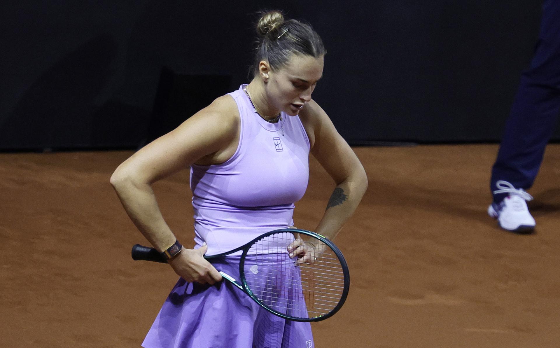 La bielorrusa Aryna Sabalenka, en un momento de la final del torneo de Stuttgart que disputó el lunes contra la letona Jelena Ostapenko. EFE/EPA/RONALD WITTEK