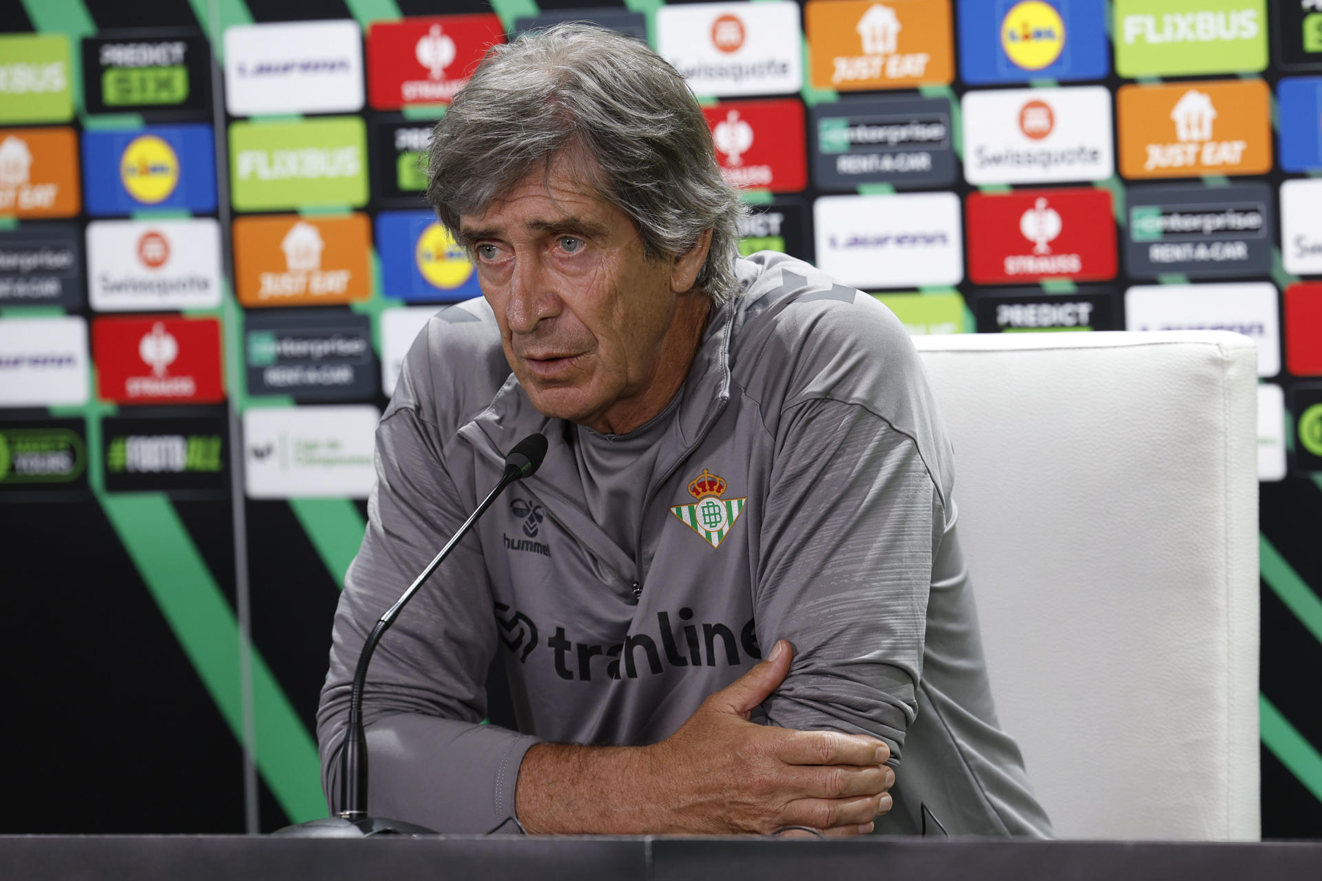 El entrenador chileno del Betis Manuel Pellegrini, en la rueda de prensa tras el entrenamiento este miércoles en Sevilla. EFE/ Julio Muñoz