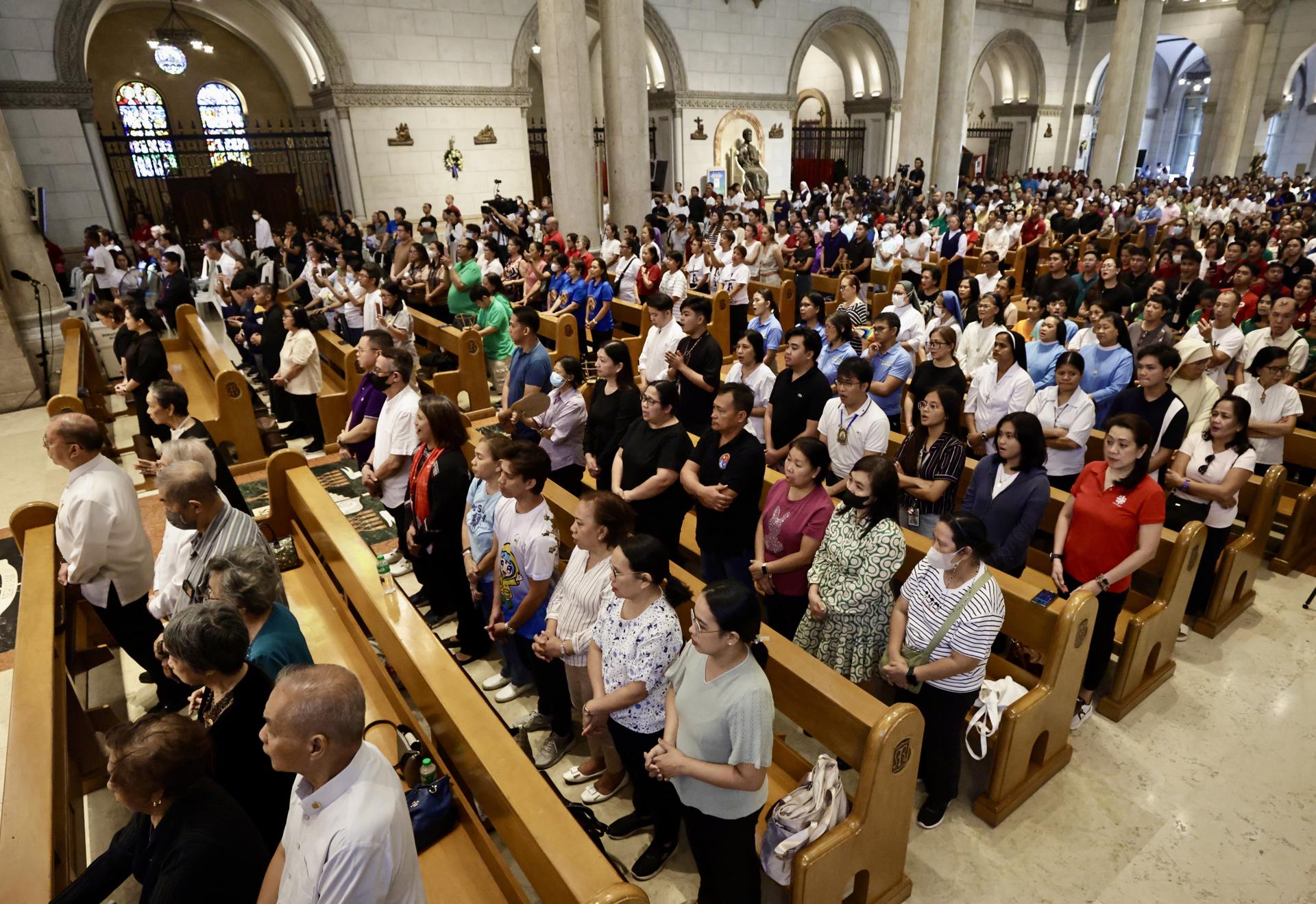 MANILA (Philippines), 22/04/2025.- Filipinos attend a mass in memory of Pope Francis at a cathedral in Manila, Philippines, 22 April 2025. Pope Francis died on 21 April 2025 at the age of 88, according to the Holy See. Born Jorge Mario Bergoglio in Buenos Aires, Argentina, on 17 December 1936, he was appointed leader of the Catholic Church on 13 March 2013, succeeding Pontiff Emeritus Benedict XVI. (Papa, Santa Sede, Filipinas) EFE/EPA/FRANCIS R. MALASIG