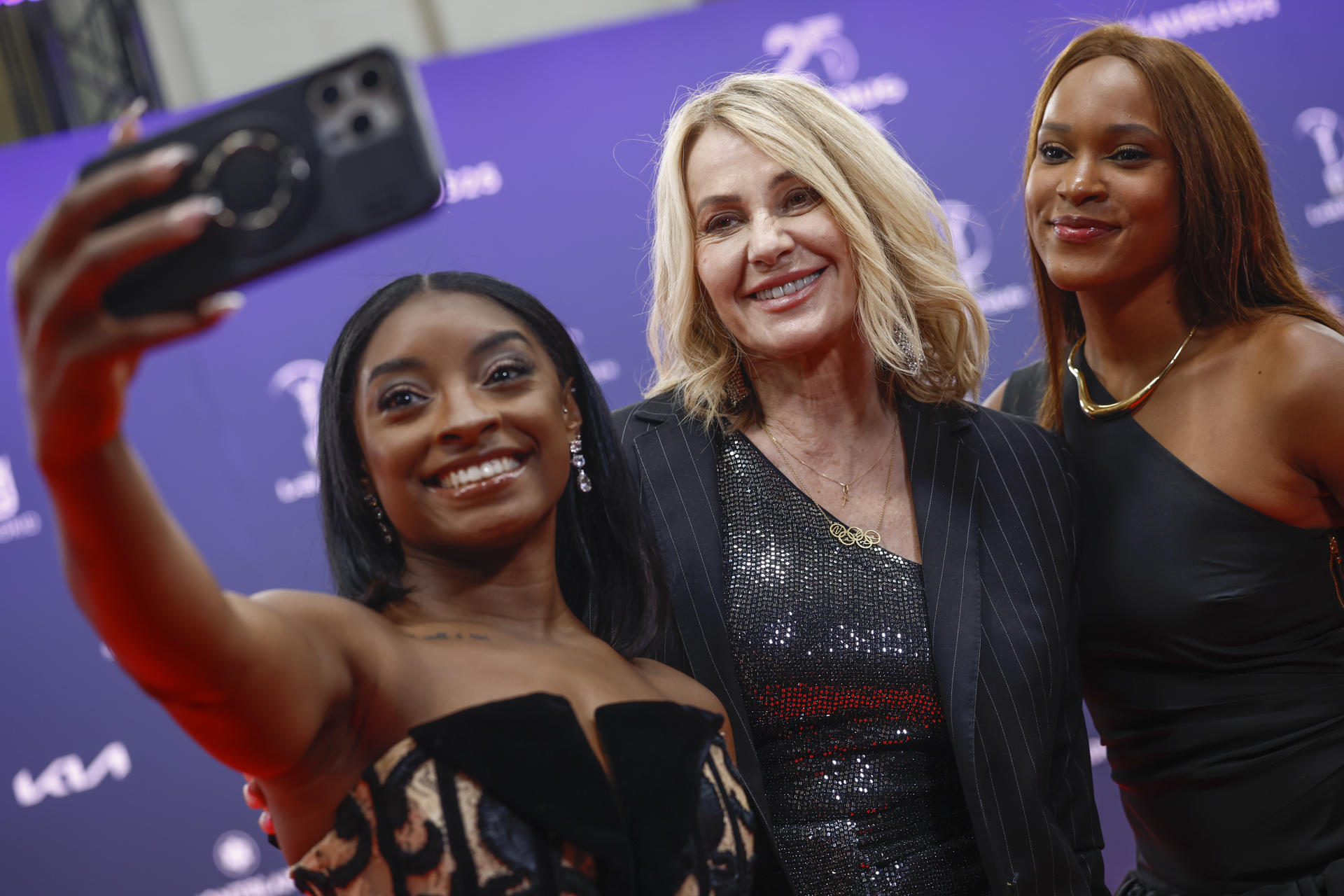 Las gimnastas Simone Biles (i) y Rebeca Andrade (d), y la ex gimnasta Nadia Comăneci, posan a su llegada a la ceremonia de entrega de los Premios Laureus, este lunes en el Palacio Cibeles de Madrid. EFE/ Daniel González