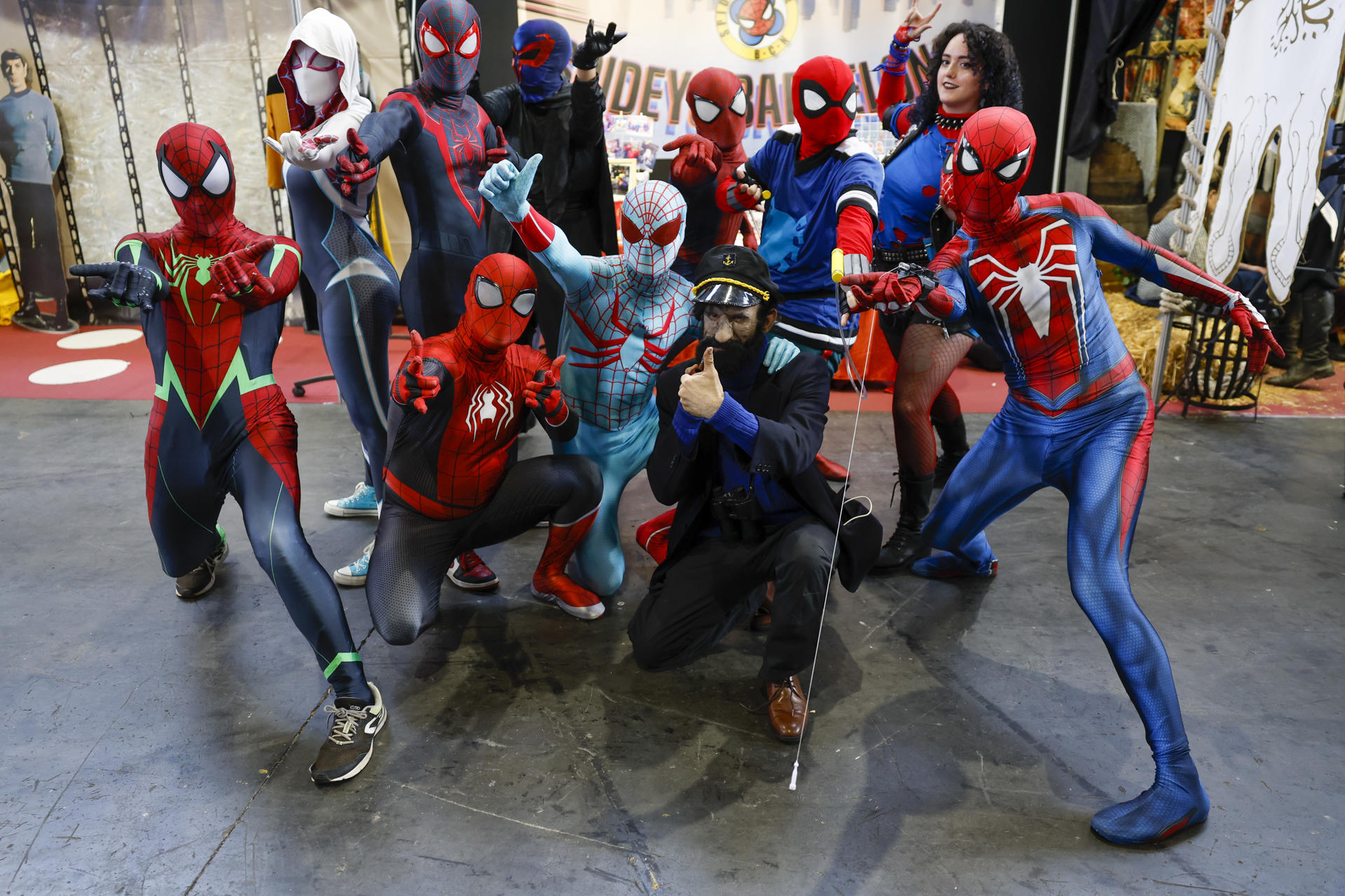 Vista de los asistentes disfrazados de Spiderman en el Salón del Comic de Barcelona este domingo EFE/ Toni Albir