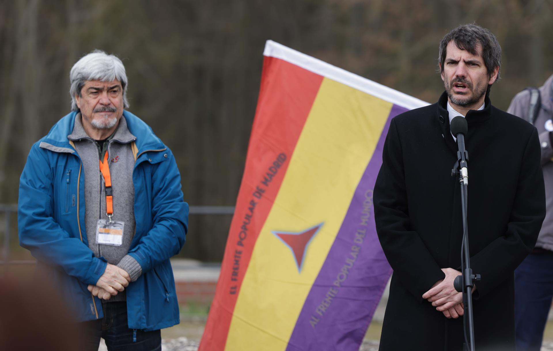 Enric Garriga (I), hijo de un antiguo prisionero en el campo de Buchenwald, y el ministro español de Cultura, Ernest Urtasun (D), este domingo en un acto de homenaje en el antiguo campo de concentración nazi. EFE/EPA/HANNIBAL HANSCHKE