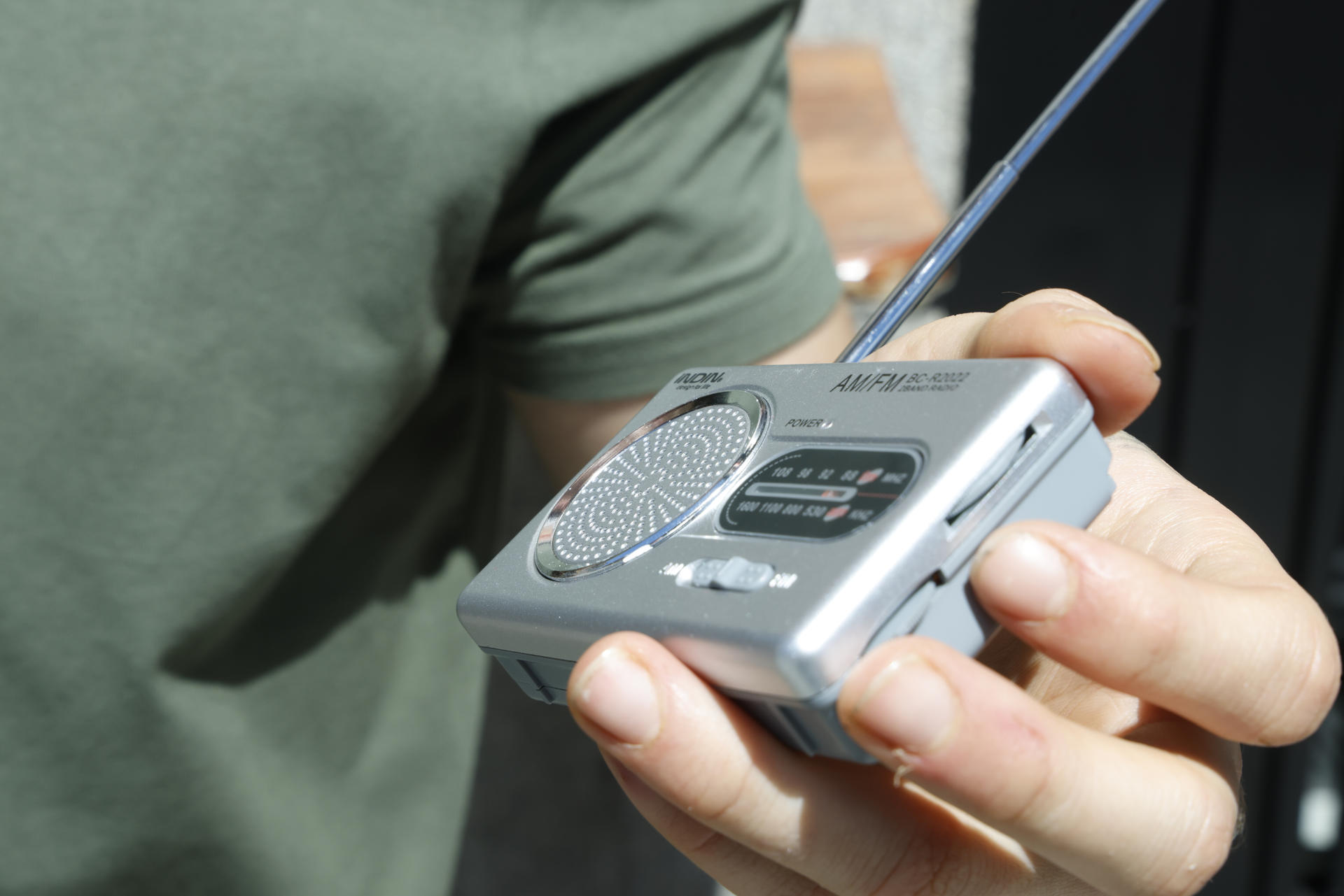 Una persona escucha una radio por pilas este lunes, durante el apagón en Madrid. EFE/ Blanca Millez
