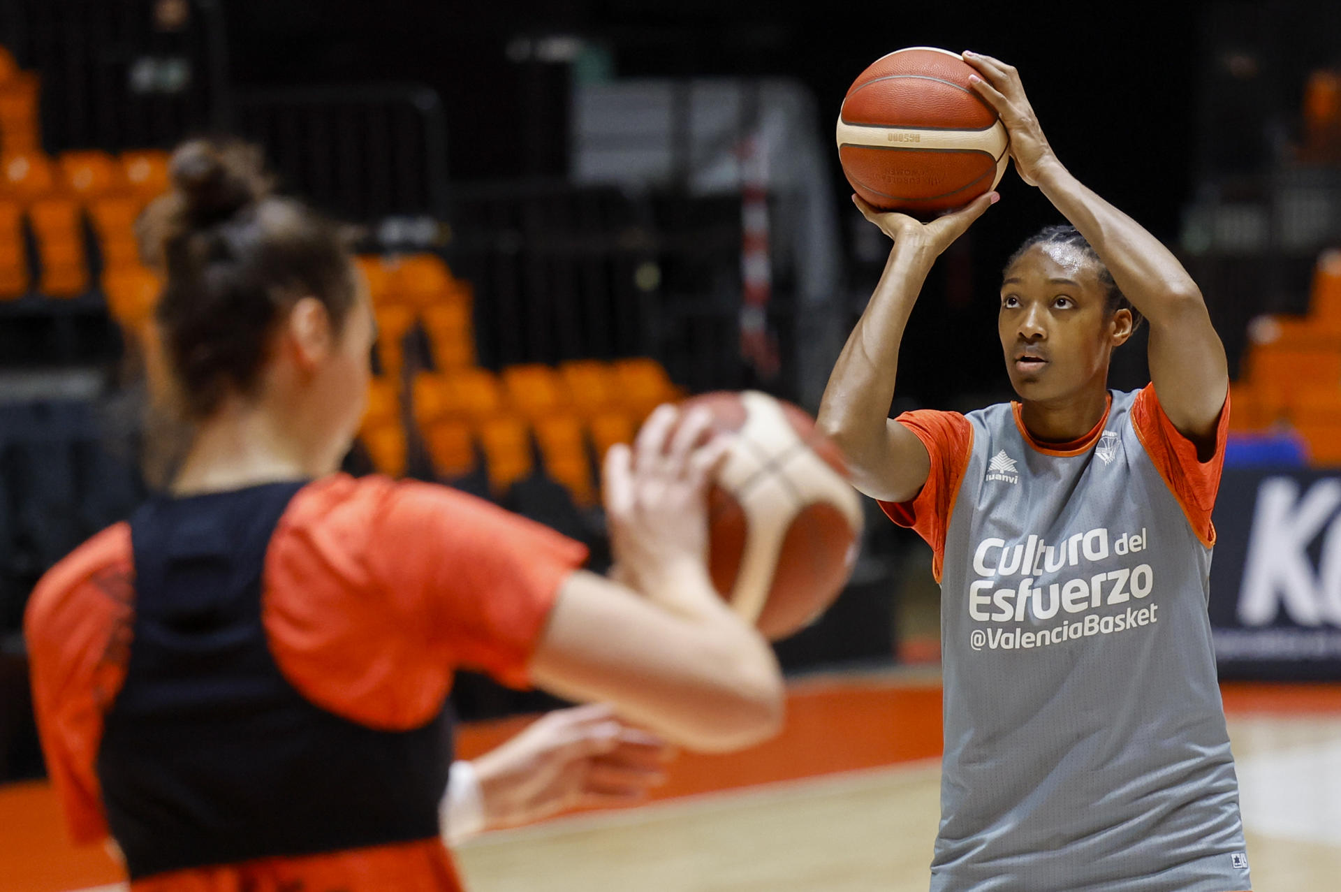 La jugadora del Valencia Basket, Kayla Alexander, durante el entrenamiento realizado este martes con motivo de la Final a Seis de la Euroliga femenina de baloncesto que se disputará el próximo fin de semana en Zaragoza. EFE/Ana Escobar