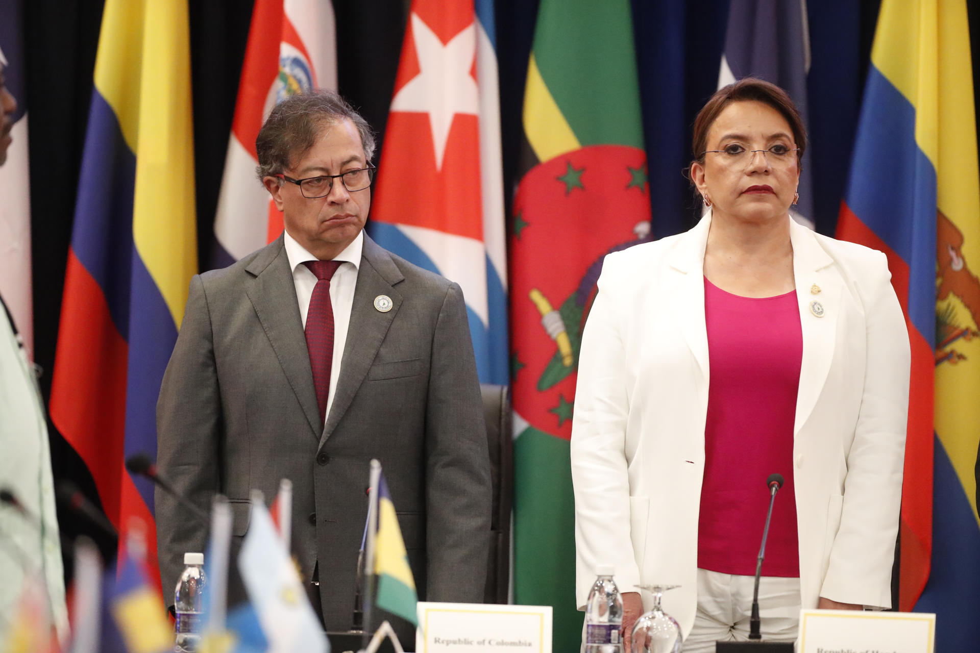 Fotografía de archivo de los presidentes de Colombia, Gustavo Petro, y de Honduras, Xiomara Castro, quien le entregará a su homólogo colombiano la presidencia pro tempore de la Celac. EFE/ Bienvenido Velasco