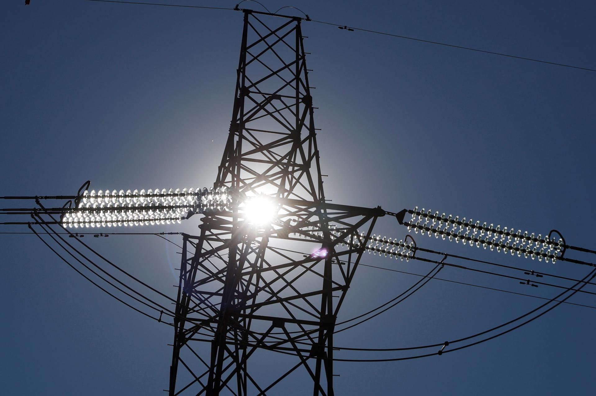 El 61,35 % de la demanda energética peninsular se había recuperado a las 00.00 horas en las comunidades autónomas afectadas por el apagón que se inició casi doce horas antes, ha informado Red Eléctrica. EFE/J.J. Guillén
