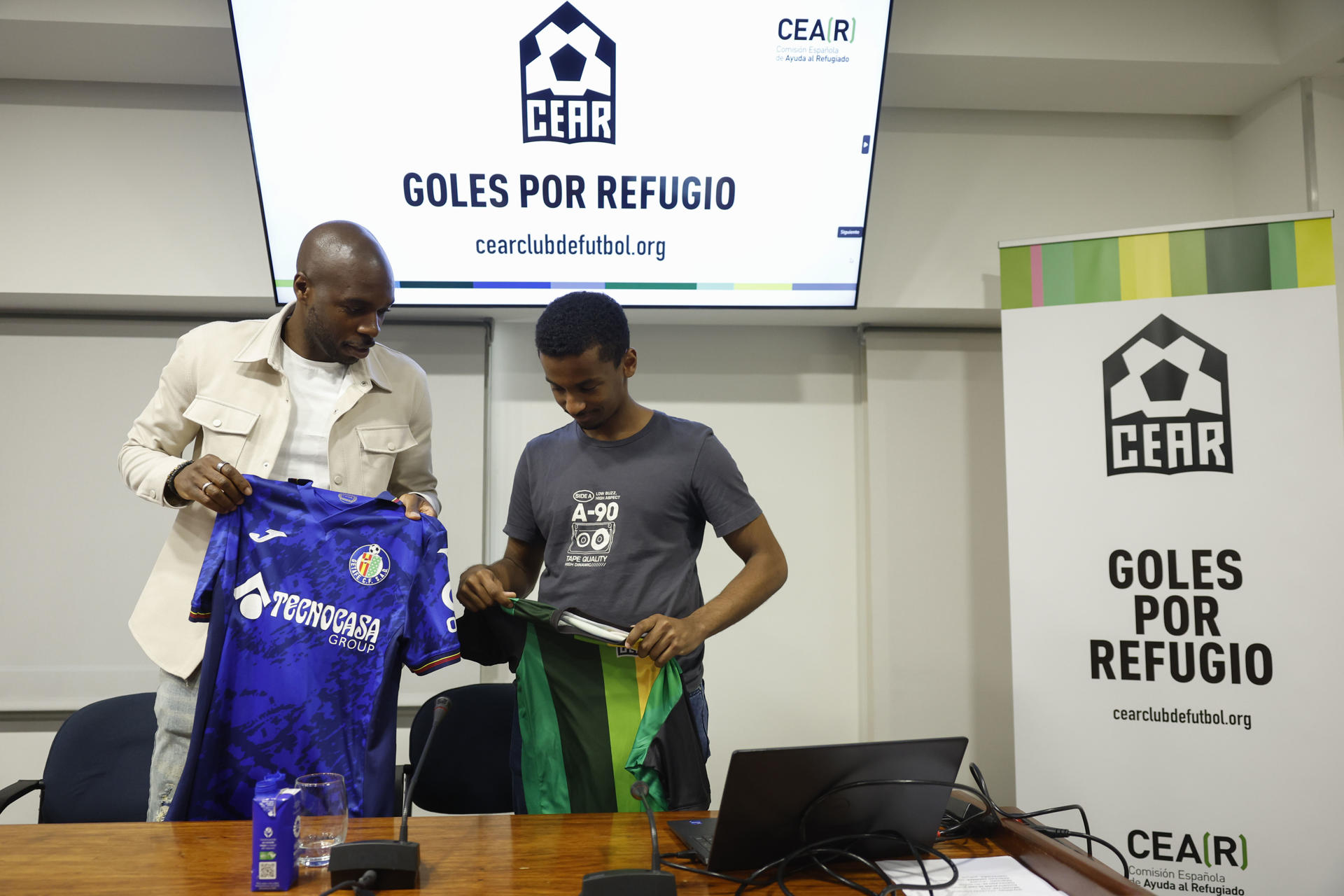 Ayan Nyom (i), jugador del Getafe y Mohamed Amro (d), presidente Casa de Sudán durante la presentación del equipo CEAR CF de Madrid, una iniciativa instaurada en otras ciudades, como Alicante, Valencia o Málaga, que tiene como objetivo favorecer la integración en la sociedad de los migrantes acogidos a través del deporte, este martes. EFE/ Mariscal