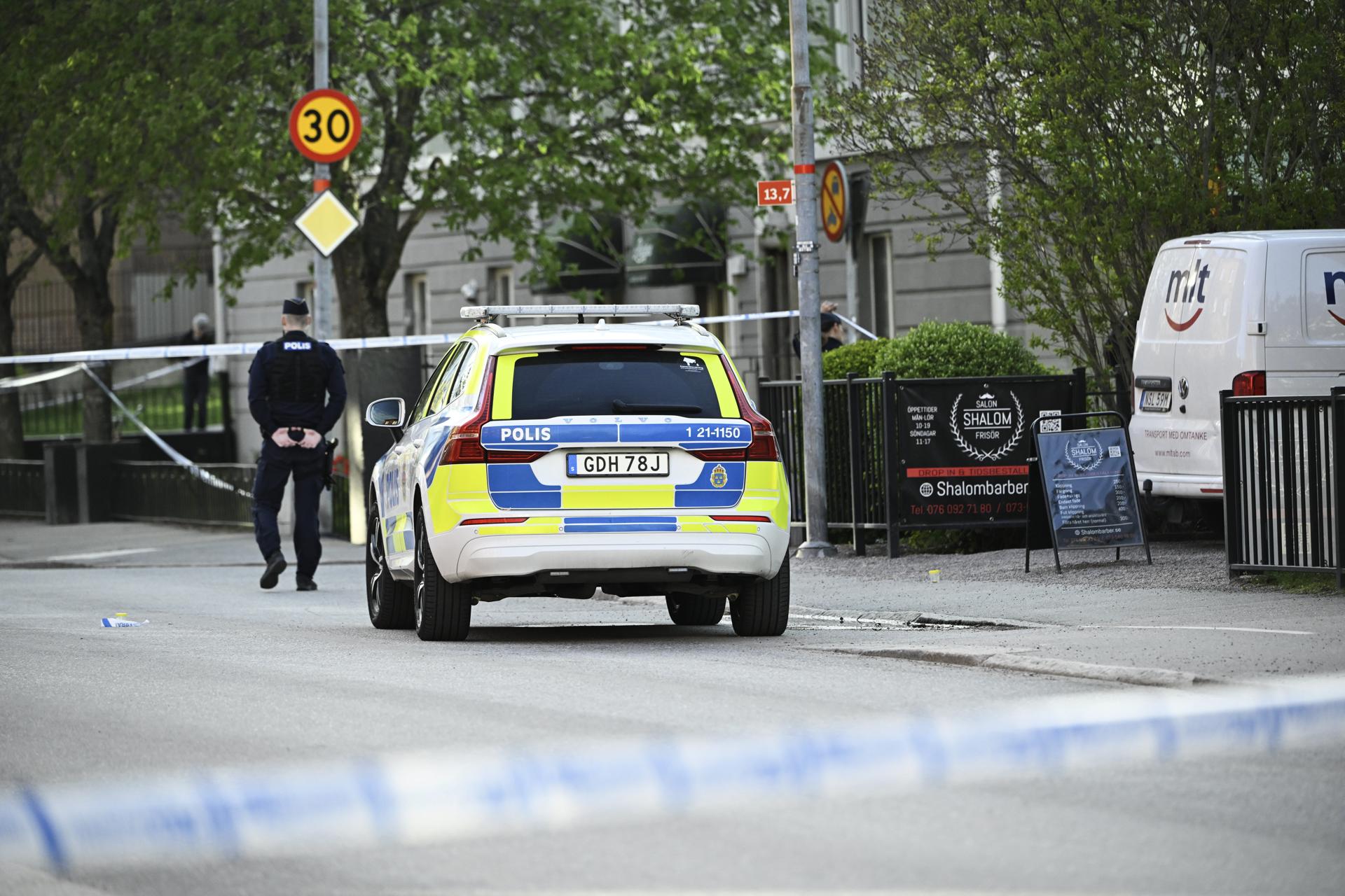 Policía en la escena después de un tiroteo sospechoso en la Plaza Vaksala en Uppsala, Suecia, 29 de abril de 2025. Según la policía, varias personas fueron encontradas con lesiones que indican heridas de bala. (Suecia) EFE/EPA/FREDRIK SANDBERG SUECIA FUERA