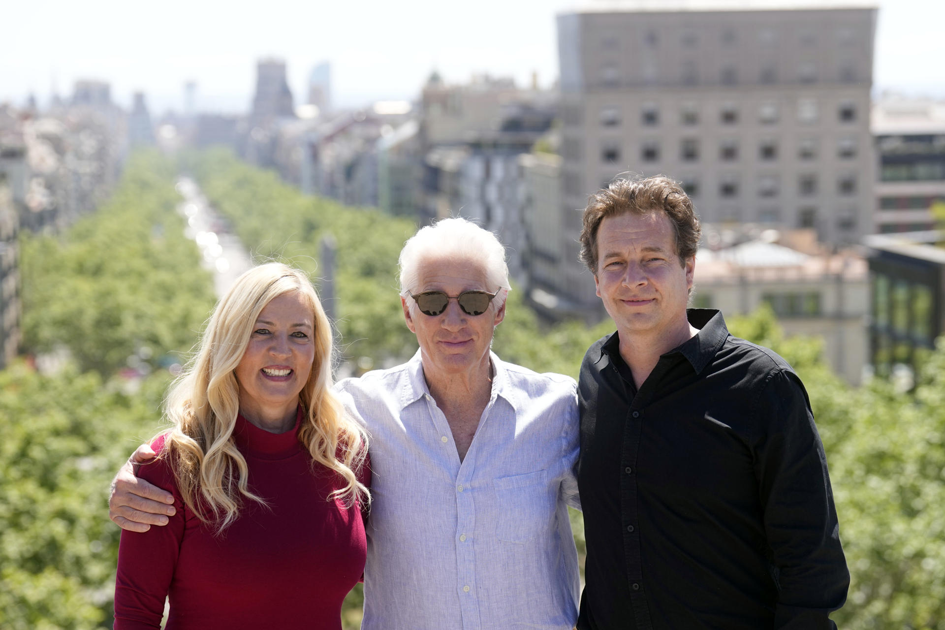 El actor estadounidense Richard Gere posa para la prensa gráfica junto a los directores Barbara Miller y Philip Delaquis (d) durante la presentación en el marco del BCN Film Fest del documental 'Sabiduría y felicidad', un retrato íntimo en el que el Dalai lama habla directamente a cámara sobre la paz interior, la felicidad y el potencial para un siglo XXI pacífico y feliz, y que Gere ha producido. EFE/Enric Fontcuberta