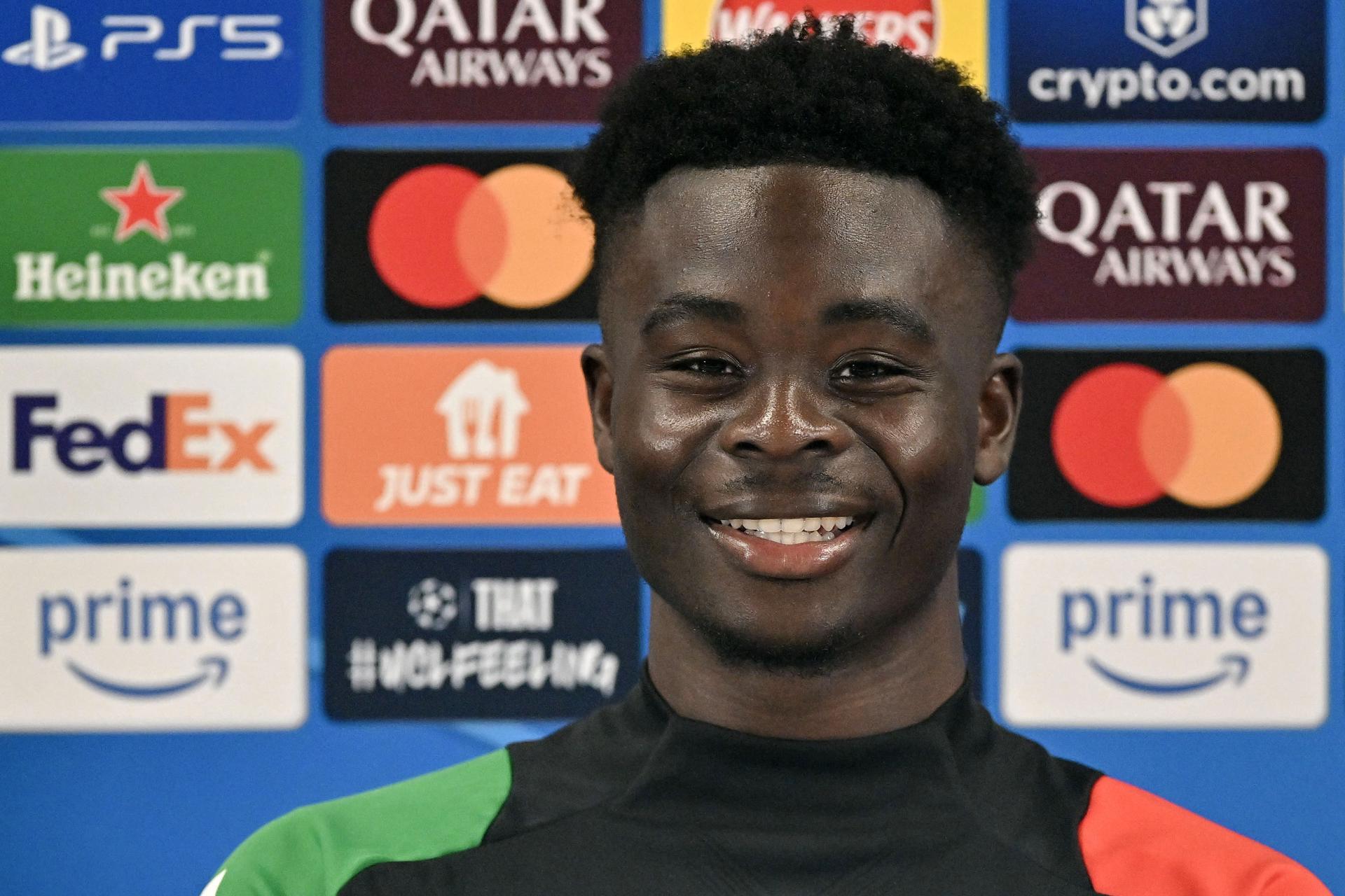 El jugador del Arsenal Bukayo Saka atiende a los medios en vísperas del partido de cuartos de final de la Champions League que enfrenta este martes al Arsenal-Real Madrid. EFE/EPA/VINCE MIGNOTT